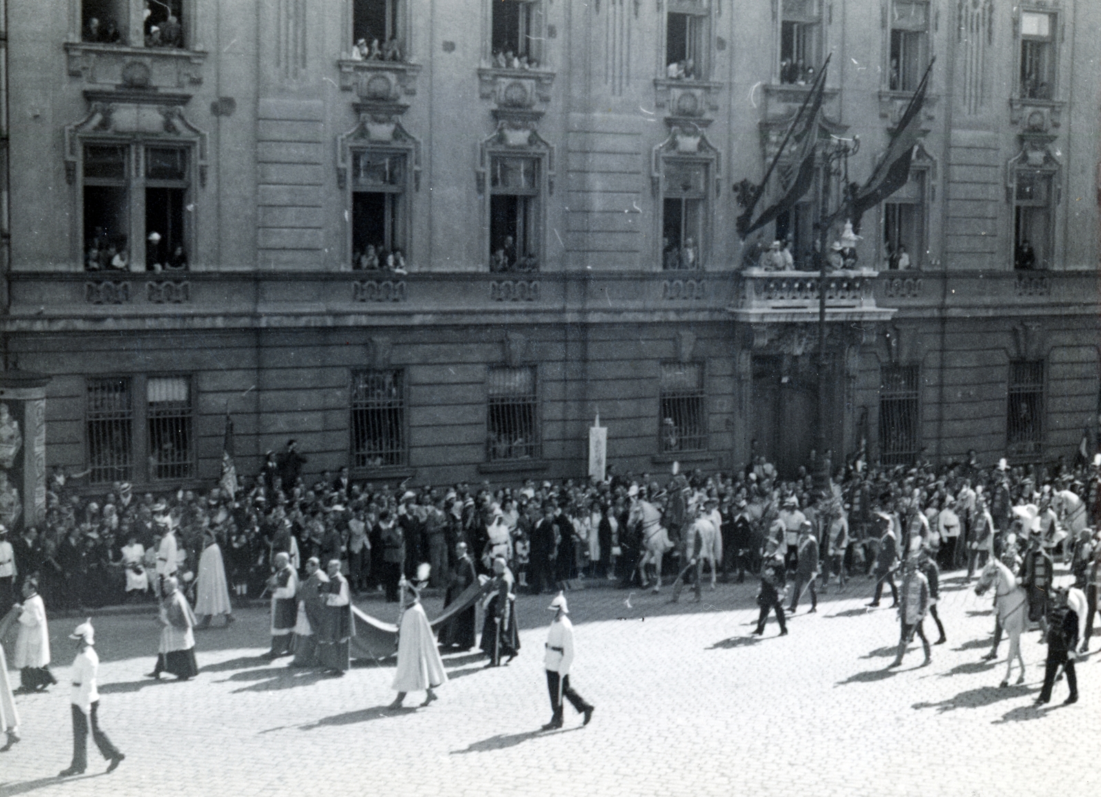 Magyarország, budai Vár, Budapest I., Dísz tér, az augusztus 20-i Szent Jobb körmenet résztvevői a Külügyminisztérium épülete előtt., 1938, Szávoszt-Vass Dániel, Budapest, koronaőrség, Fortepan #229858