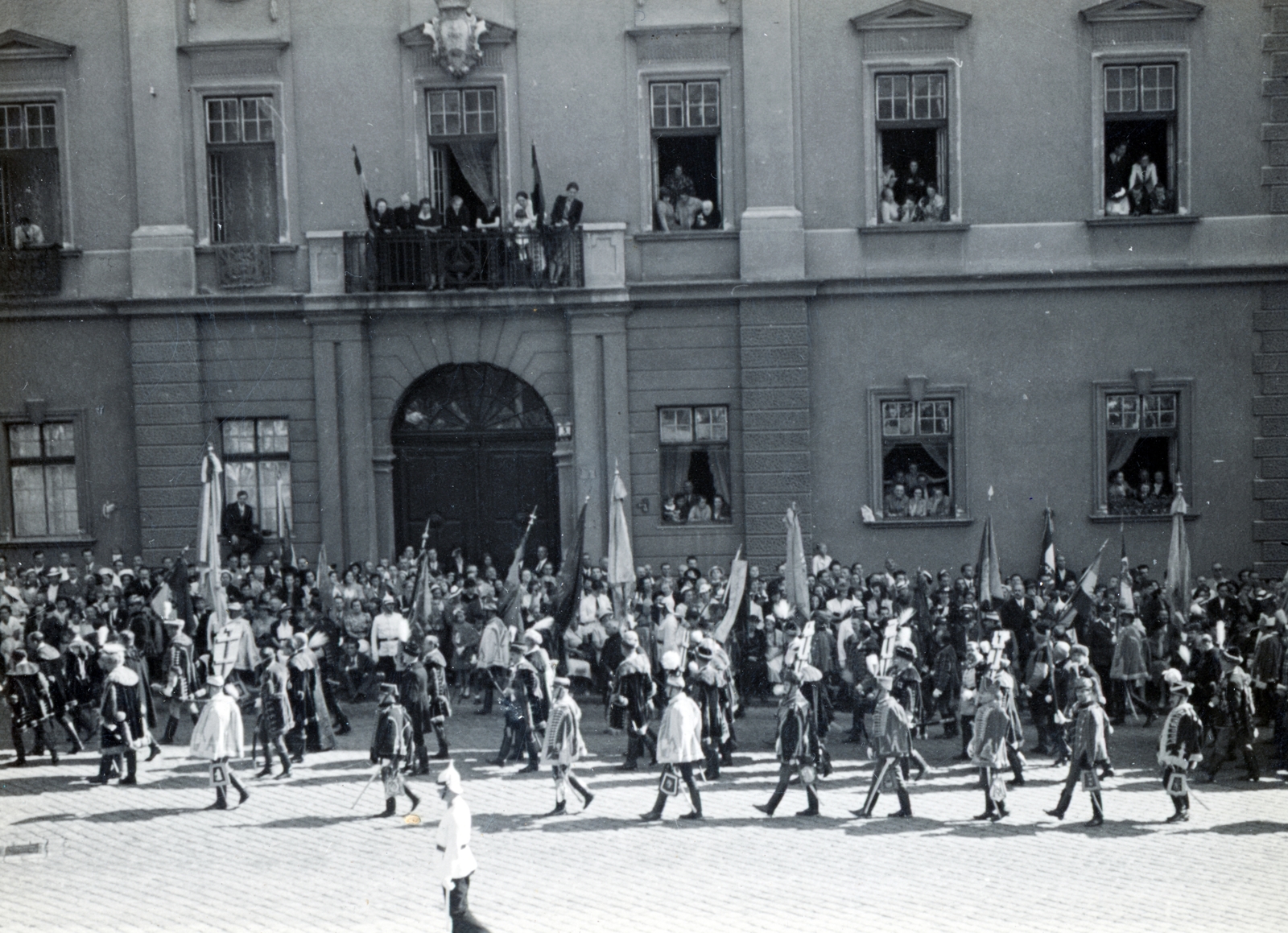 Magyarország, budai Vár, Budapest I., Dísz tér, az augusztus 20-i Szent Jobb körmenet résztvevői a Batthyány-palota előtt., 1938, Szávoszt-Vass Dániel, Budapest, huszár, Fortepan #229865