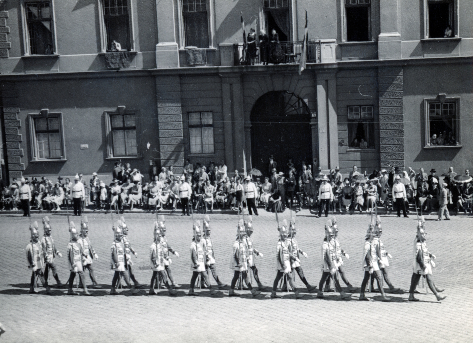 Magyarország, budai Vár, Budapest I., Dísz tér, a Magyar Királyi Testőrség tagjai az augusztus 20-i Szent Jobb körmeneten a Batthyány-palota előtt., 1938, Szávoszt-Vass Dániel, Budapest, testőr, Fortepan #229866