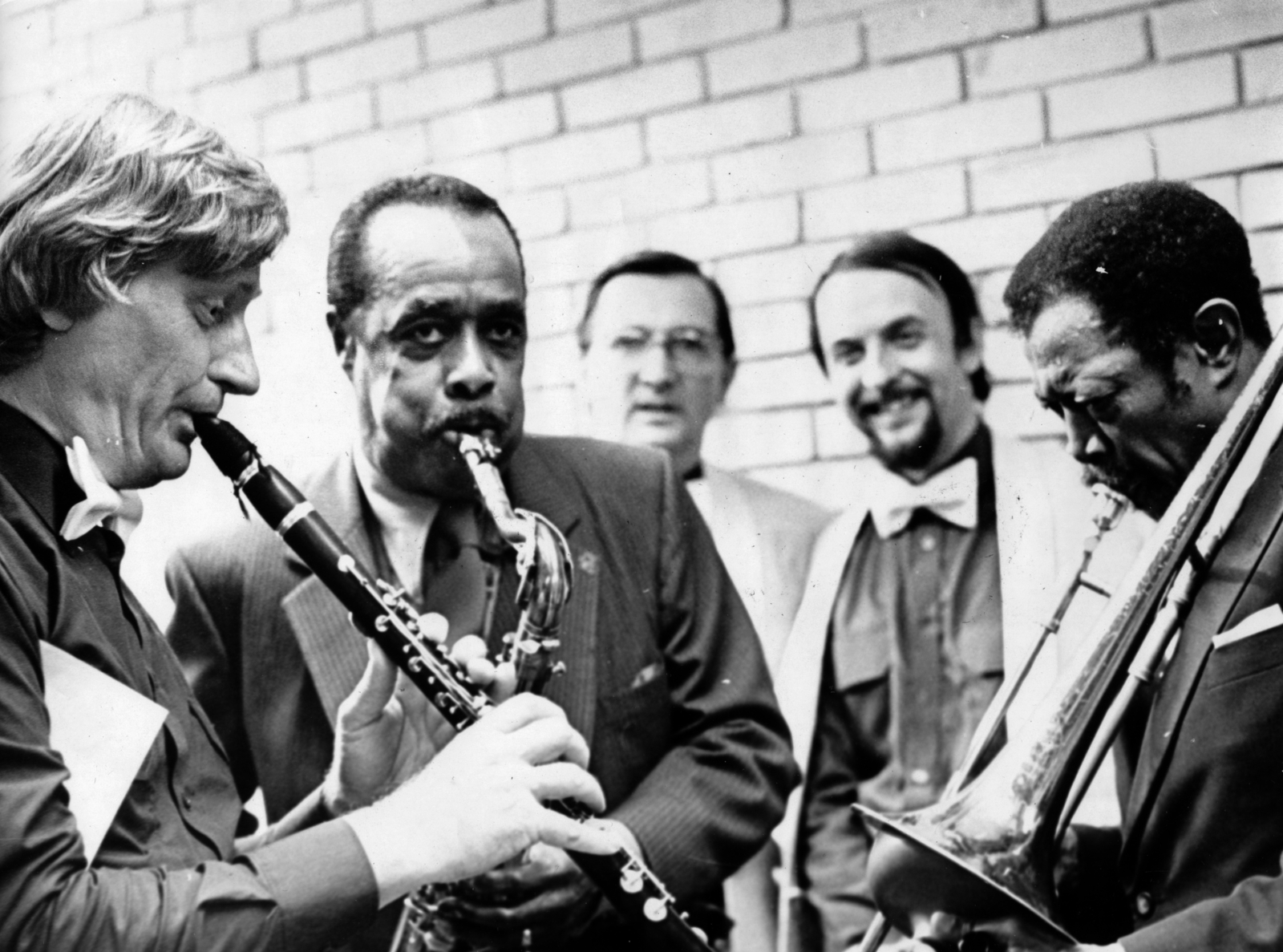 Hungary, Budapest XIV., Budapest Sportcsarnok, Benkó Sándor, Buddy Tate és Al Grey vendégművészek, hátul Halmos Vilmos, Zoltán Béla. A felvétel a Benkó Dixieland Band 25 éves jubileumi koncertje alkalmával készült, 1982. október 15-én., 1982, Szegő, musical instrument, bow tie, clarinet, trumpet, saxophone, jazz history, Budapest, Fortepan #229868