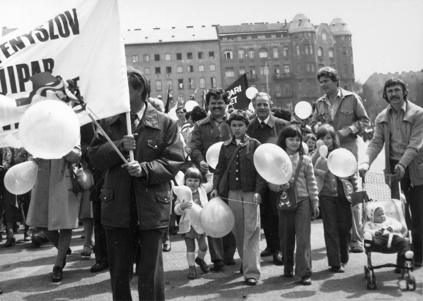Hungary, Budapest XIV., Felvonulási tér, háttérben az Ajtósi Dürer sor házai., 1978, Fortepan, baby carriage, tableau, baloon, 1st of May parade, banner, Budapest, Fortepan #22987
