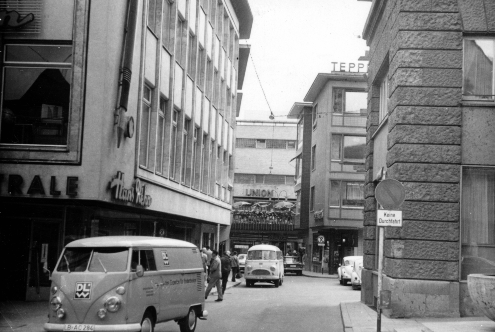 Germany, Stuttgart, Stiftstraße a felvétel a Stiftskirche előtt készült, szemben az Unter der Mauer., 1965, Schaffer Anikó, street view, store, station wagon, Hanomag-brand, Fortepan #229909