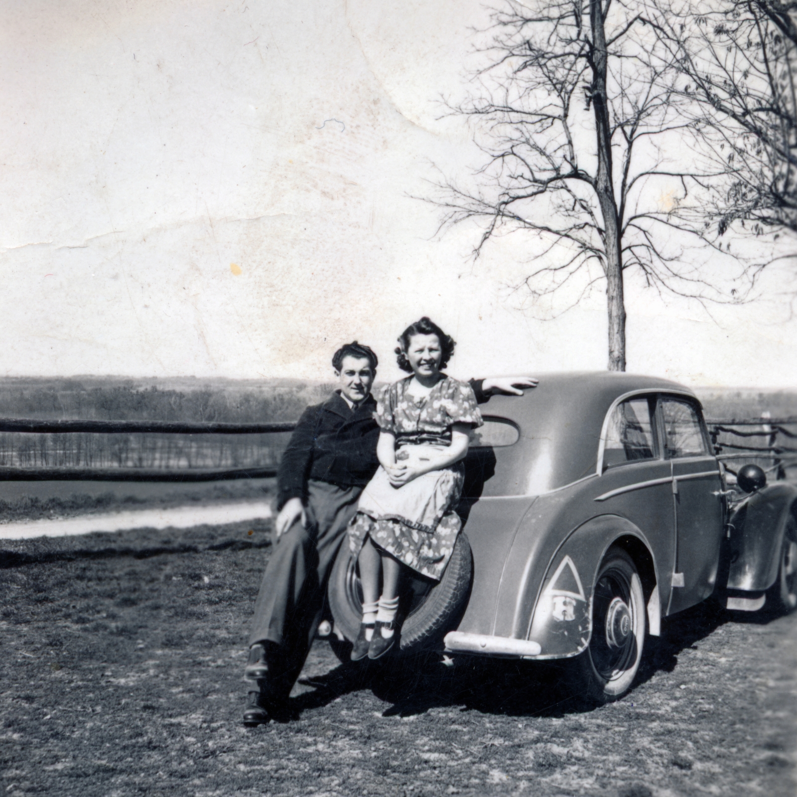 1936, Schaffer Anikó, spare wheel, sitting on a car, man and woman, Fortepan #229920