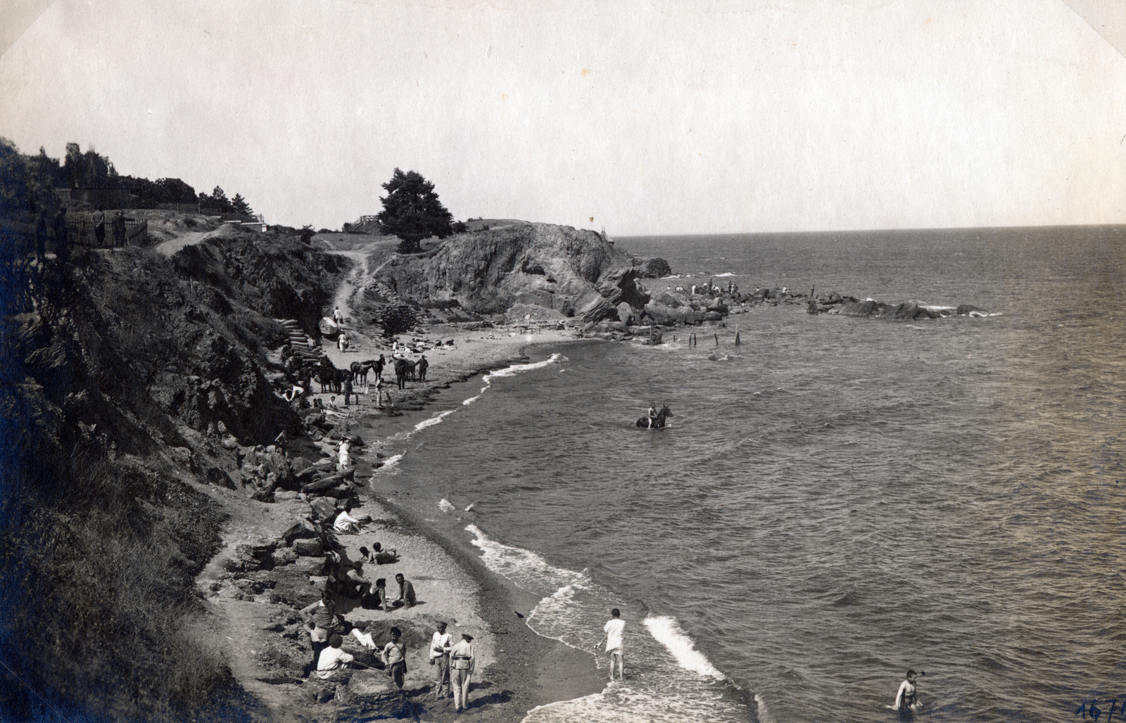 Ukraine, Odessa, Lanzseron strand., 1918, Czógler Gusztáv, rider, soldier, horse, rock, bathing, sea shore, Fortepan #229924