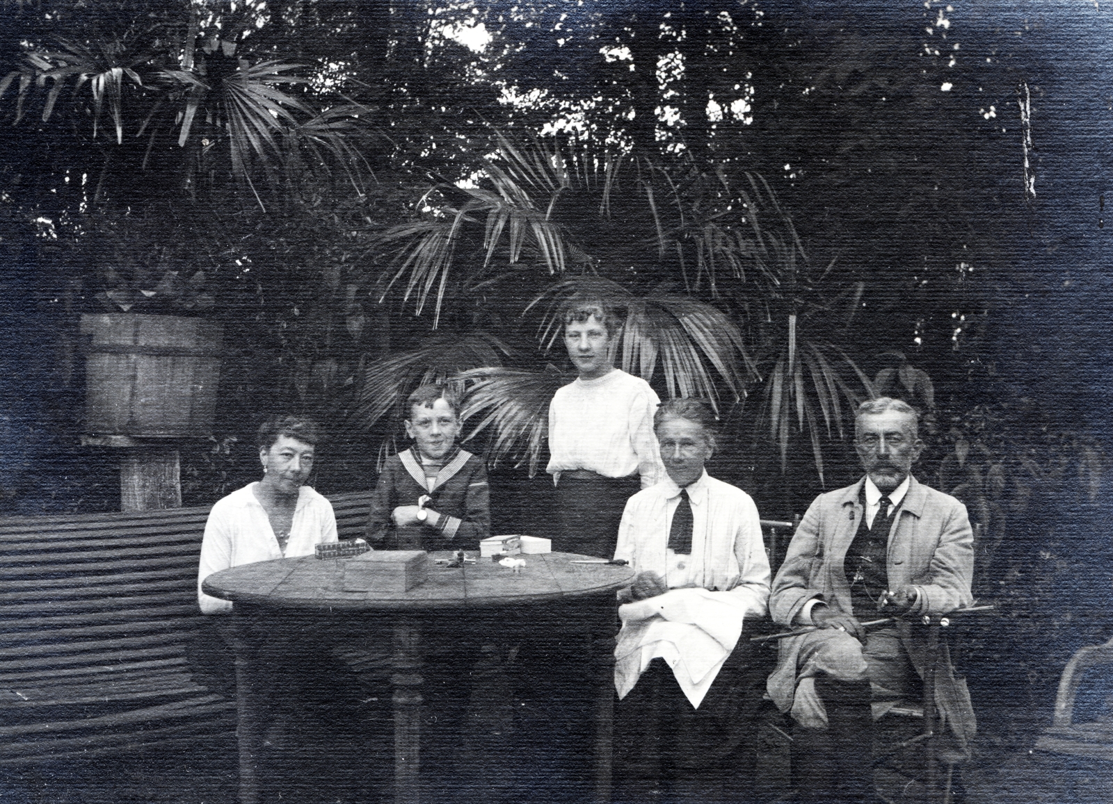 1910, Czógler Gusztáv, tableau, bench, gentleman, lady, sailor blouse, table, teenager, boy, palm tree, Fortepan #229941