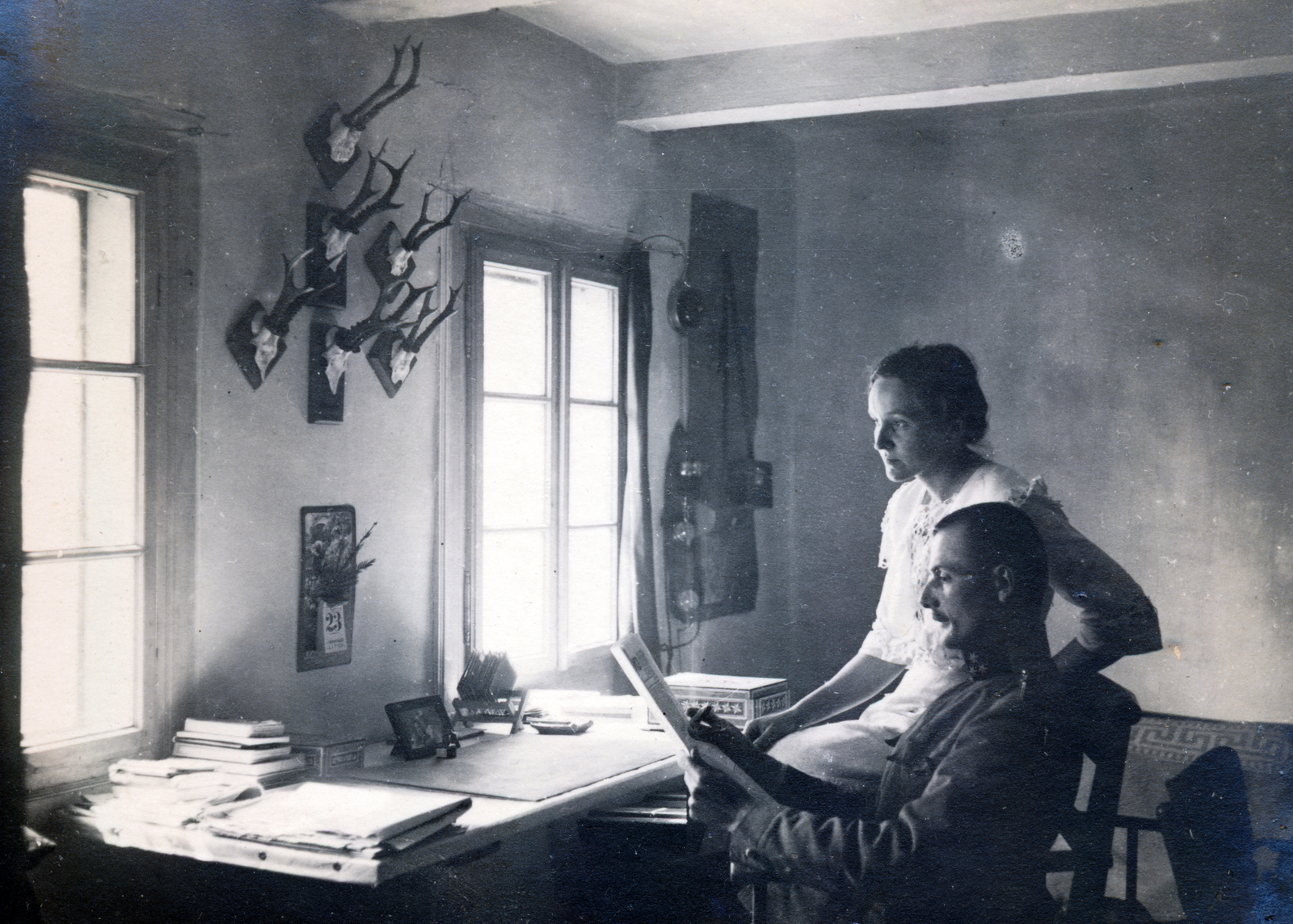 1917, Czógler Gusztáv, interior, reading, lady, soldier, telephone, desk, table, chair, window, trophy, newspaper, sitting on the armrest of a chair, backlight, Fortepan #229947