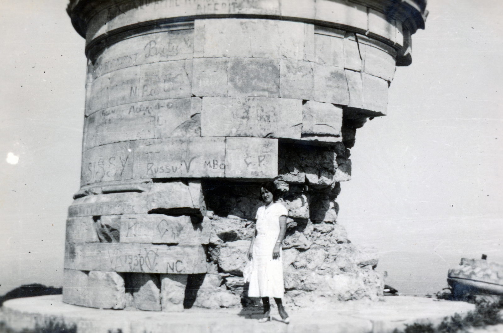 Romania,Transylvania, Brașov, a robbantás következtében megrongálódott Millenniumi emlékmű talapzata a Cenk-hegyen., 1930, Szénás Zalán, castle ruins, Fortepan #230012