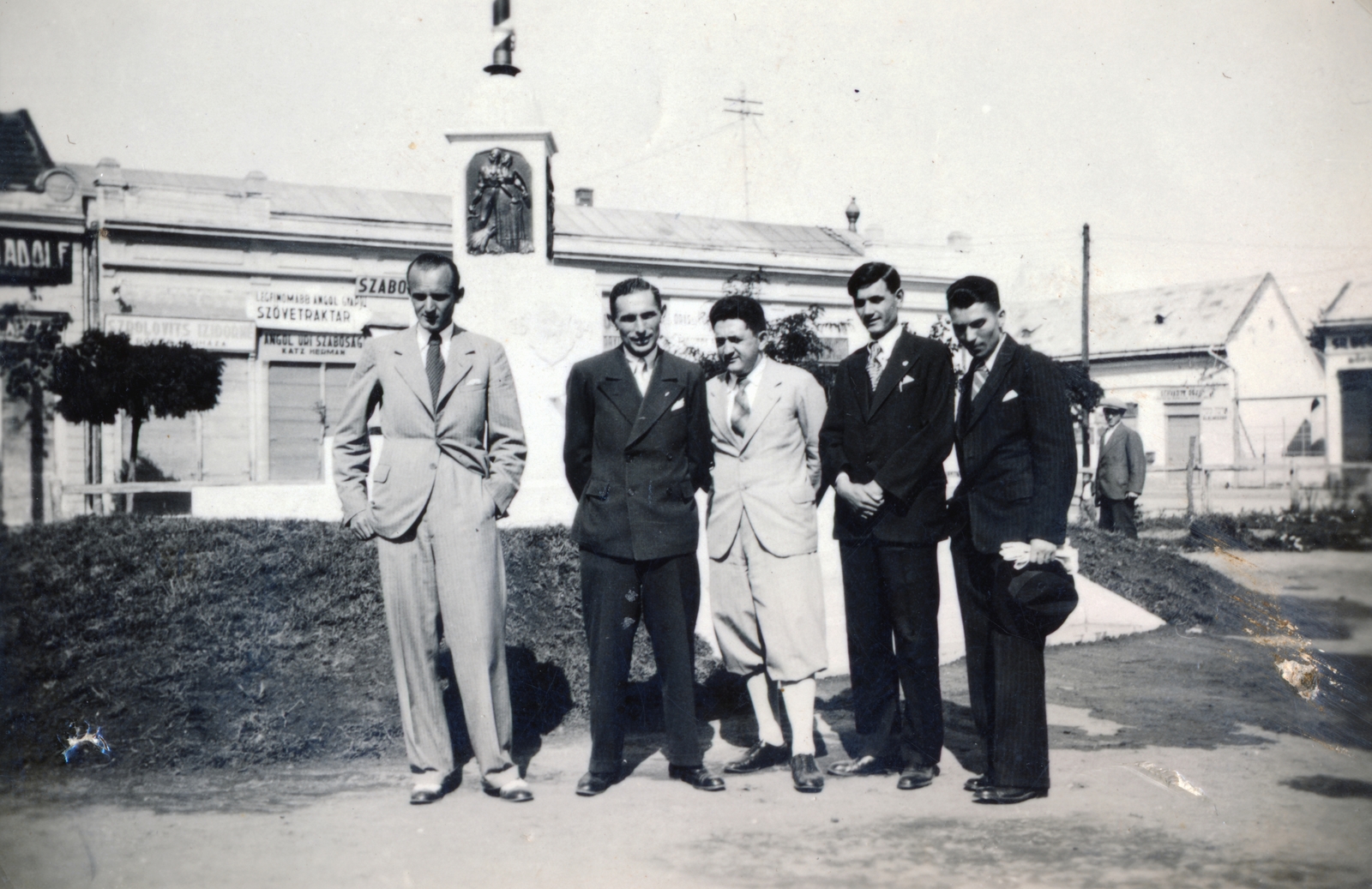 Hungary, Nyírbátor, Szabadság (Fő) tér, a felvétel az Országzászló talapzatánál készült., 1936, Szénás Zalán, tableau, gentleman, sign-board, monument, suit, tie, breech, Fortepan #230015