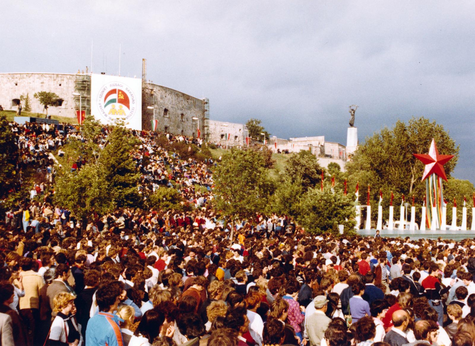 Hungary, Budapest XI., a Citadella alatti déli lejtő, Jubileumi park, háttérben a Szabadság-szobor. A felvétel a III. magyar-szovjet ifjúsági barátságfesztiválon készült., 1981, Juhász-Tarcai Annamária, Budapest, Fortepan #230052