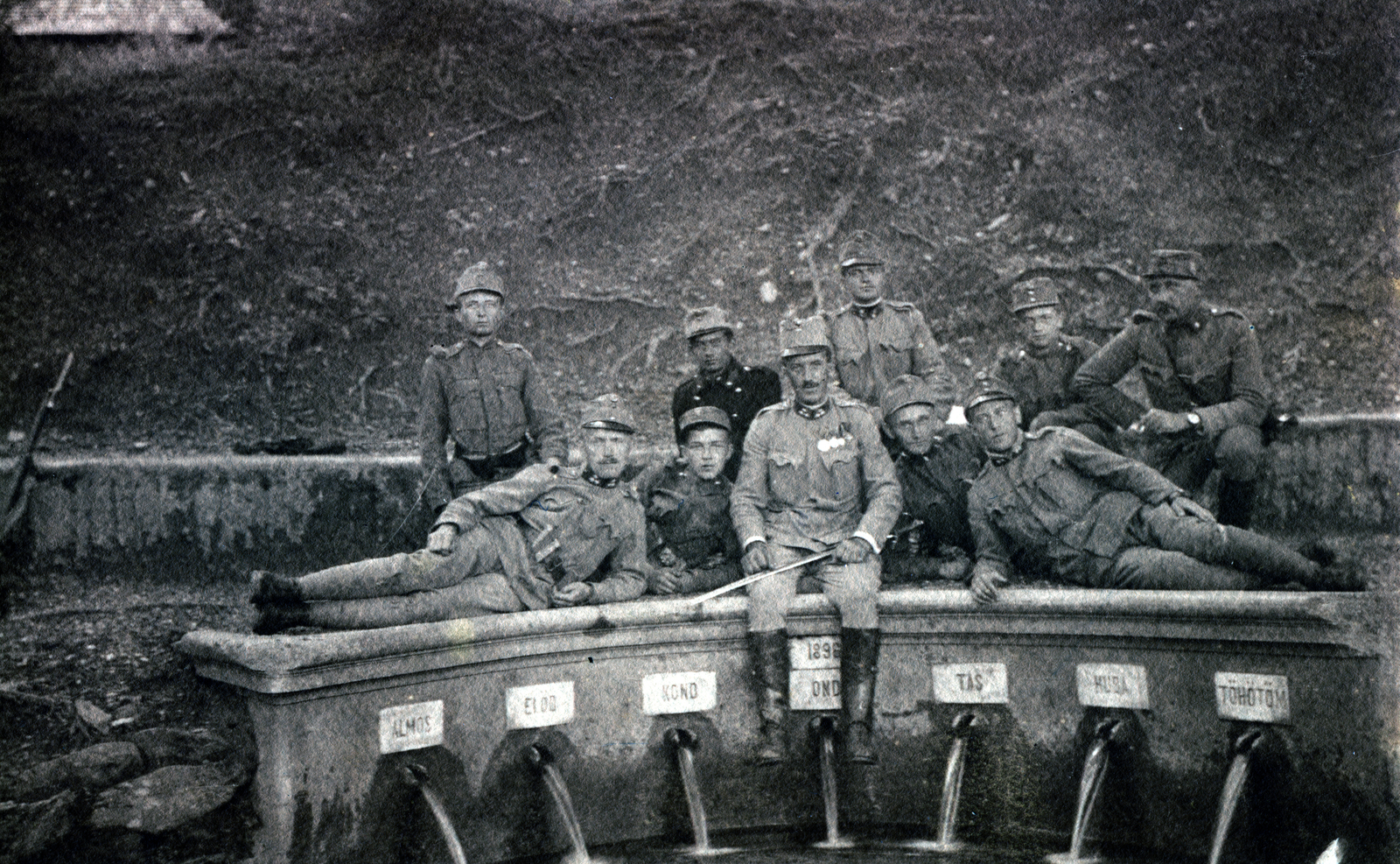 Magyarország, Kőszeg, Árpád forrás (hétforrás) a hét vezérről elnevezve., 1912, Korner Veronika, csoportkép, katona, karóra, kitüntetés, forrás, Fortepan #230072