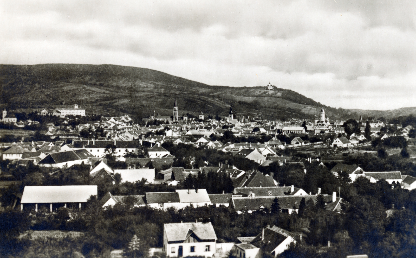 Hungary, Kőszeg, rálátás a városra, távolban a hegy tetején a Kálvária-templom látható., 1937, Korner Veronika, Fortepan #230074