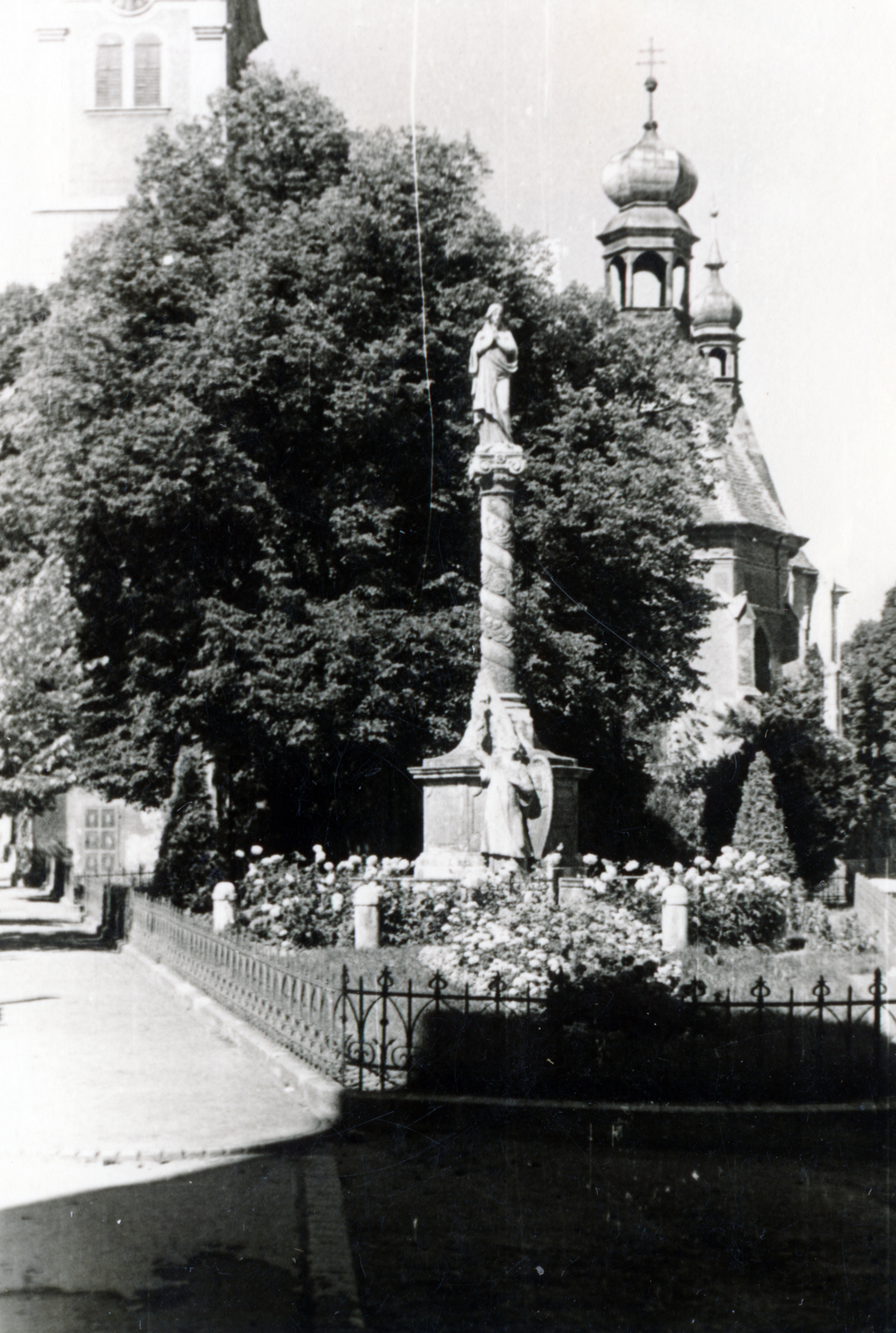 Magyarország, Kőszeg, Jurisics tér, előtérben a Mária szobor, mögötte a Szent Imre-templom és a Szent Jakab-templom., 1954, Korner Veronika, templom, görögkeleti, Mária oszlop, Fortepan #230079