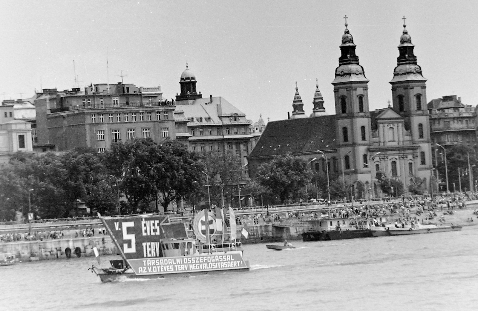 Hungary, Budapest V., Belvárosi templom a Dunáról nézve. Augusztus 20-i víziparádé., 1977, Fortepan, ship, motorboat, Budapest, Fortepan #2301