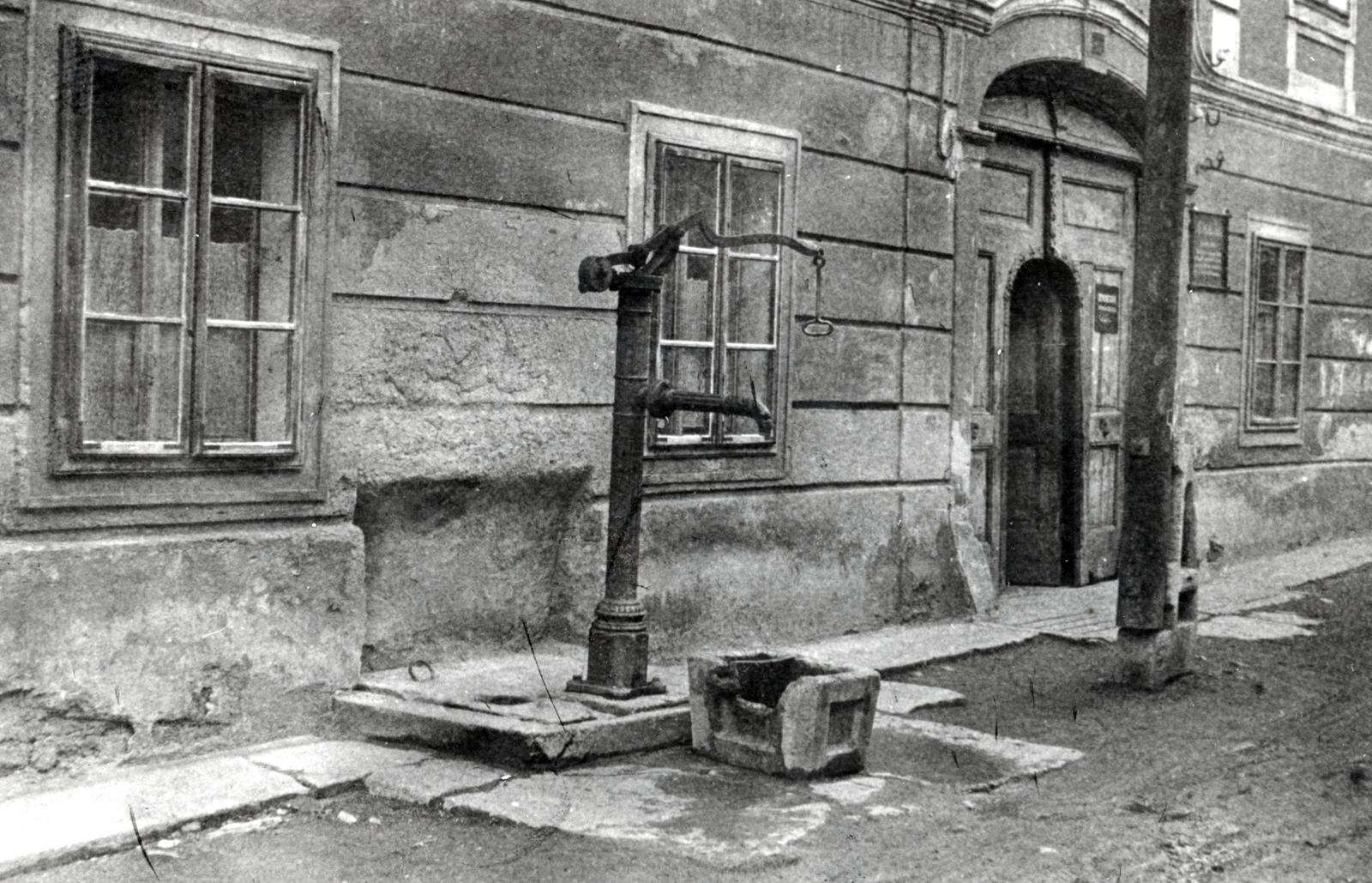 Hungary, Kőszeg, Chernel utca 12., az Állami Zeneiskola (ma Budaker Gusztáv Zeneiskola) bejárata., 1963, Korner Veronika, well, Fortepan #230101