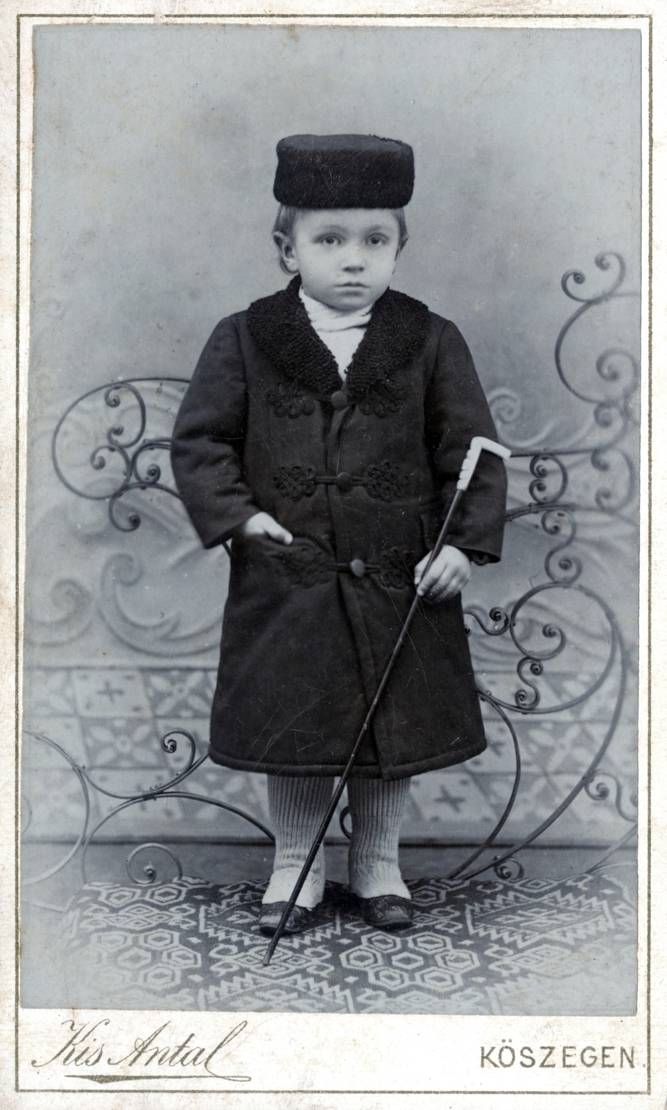 Magyarország, Kőszeg, Király út 744., a felvétel Kis Antal fényképészeti műtermében készült., 1902, Korner Veronika, kabinetfotó, gyerek, zsebredugott kéz, sétapálca, kucsma, kabát, Fortepan #230105