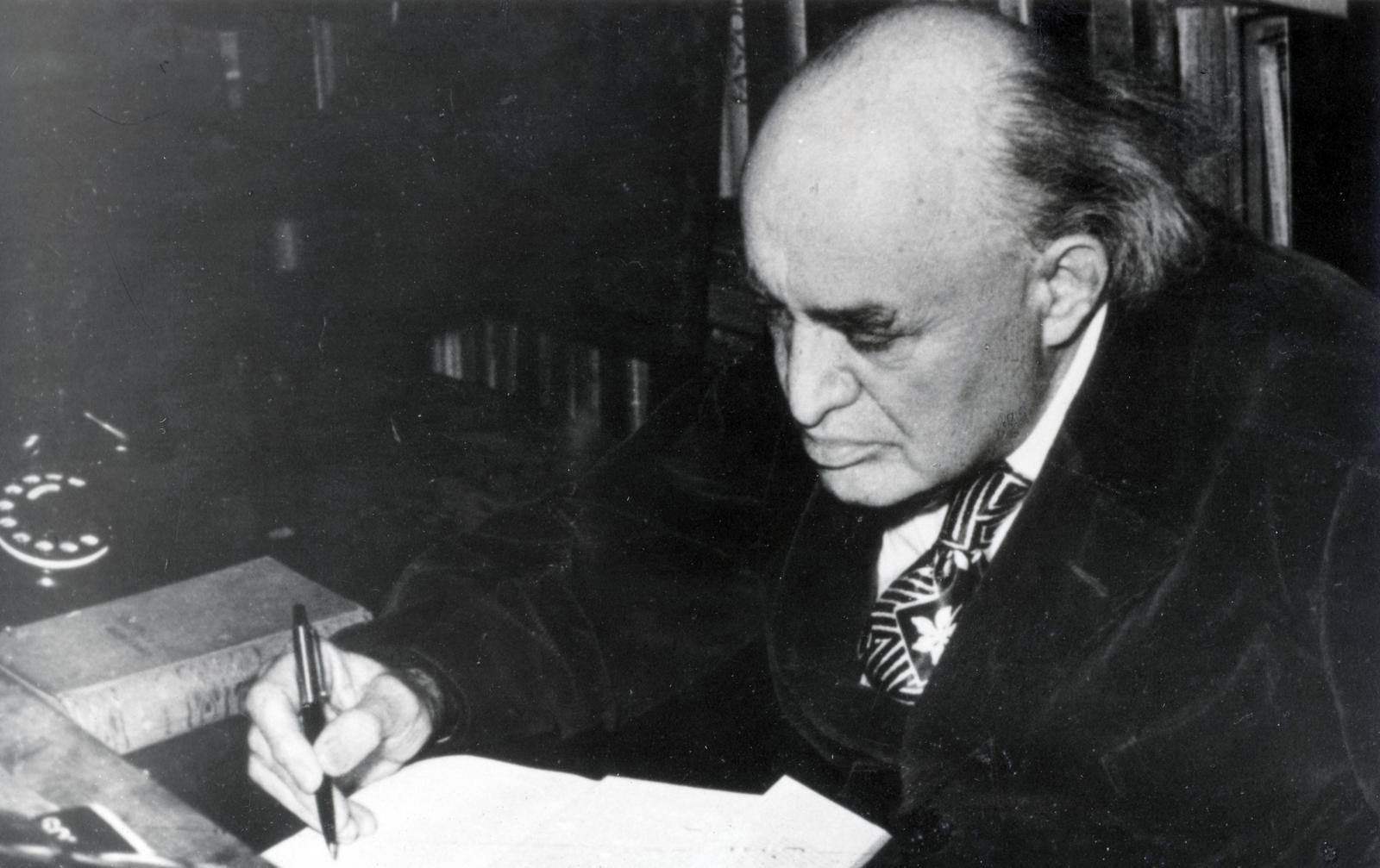 Hungary, Füst Milán író, költő., 1965, Fortepan/Album087, receding hairline, ballpoint pen, tie, Fortepan #230139