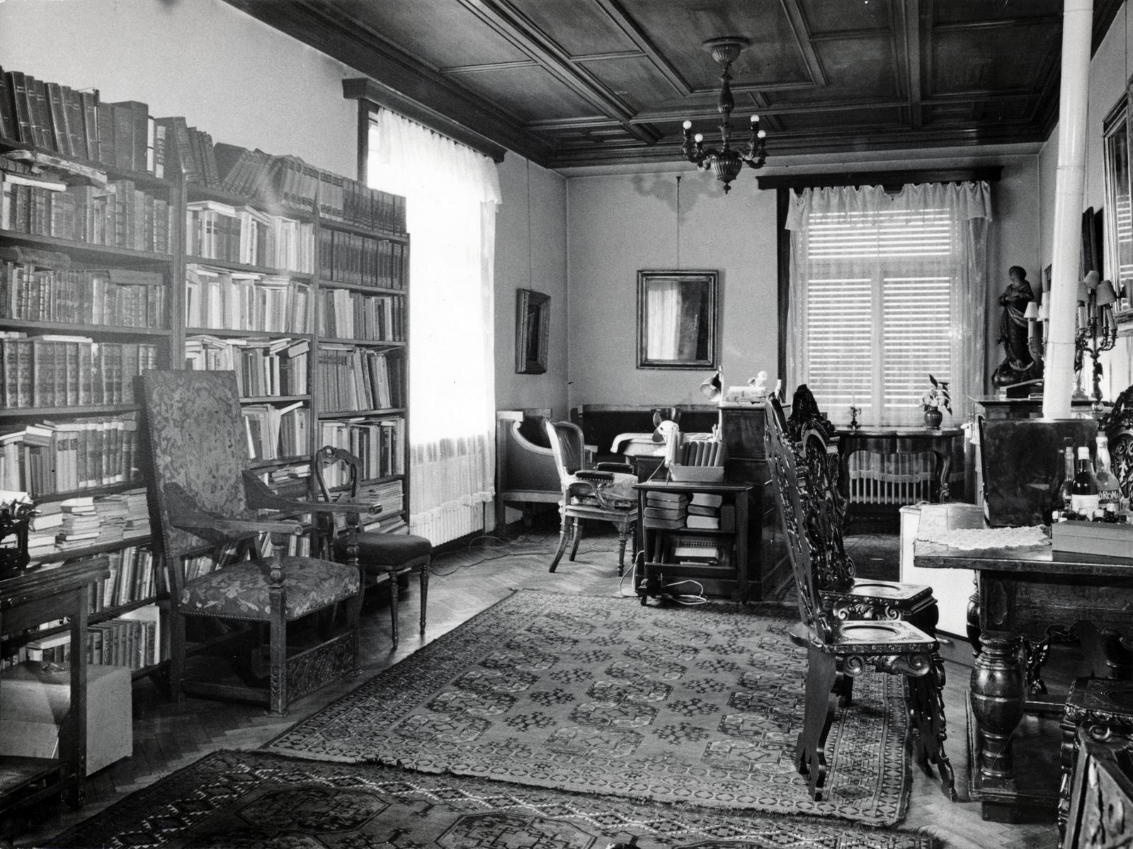 1942, Fortepan/Album087, coffered ceiling, bookshelf, arm chair, book, interior, Fortepan #230148
