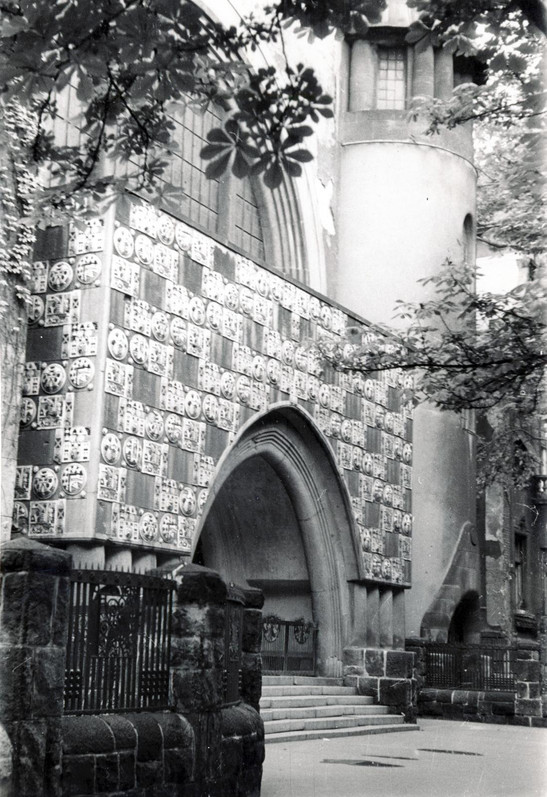Magyarország, Budapest VII., Városligeti fasor (Vilma királynő út) 7., a Fasori református templom bejárata., 1961, Fortepan/Album087, Budapest, templom, Zsolnay porcelán, Árkay Aladár-terv, szecesszió, Fortepan #230156