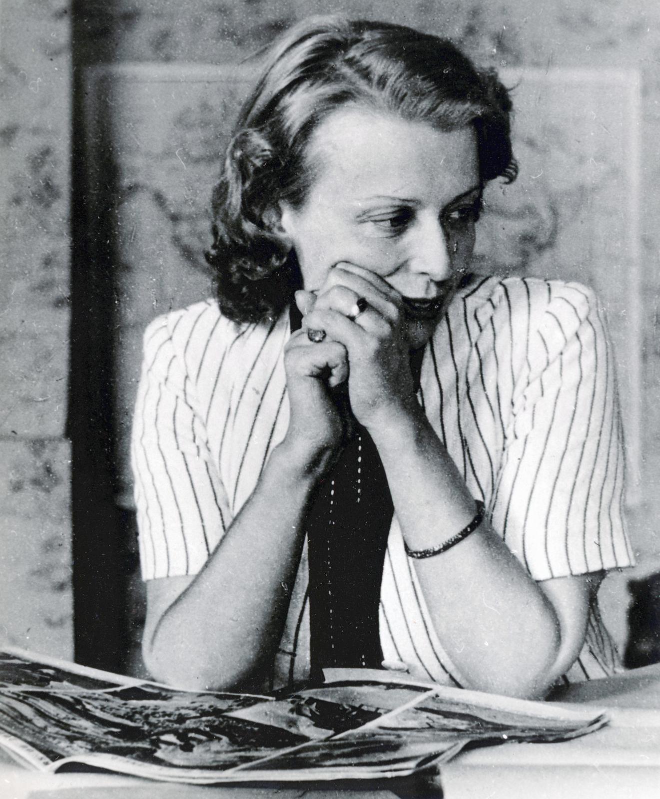 Franciaország, Károlyi Mihályné Andrássy Katinka., 1938, Fortepan/Album087, blúz, könyökölni, Fortepan #230157