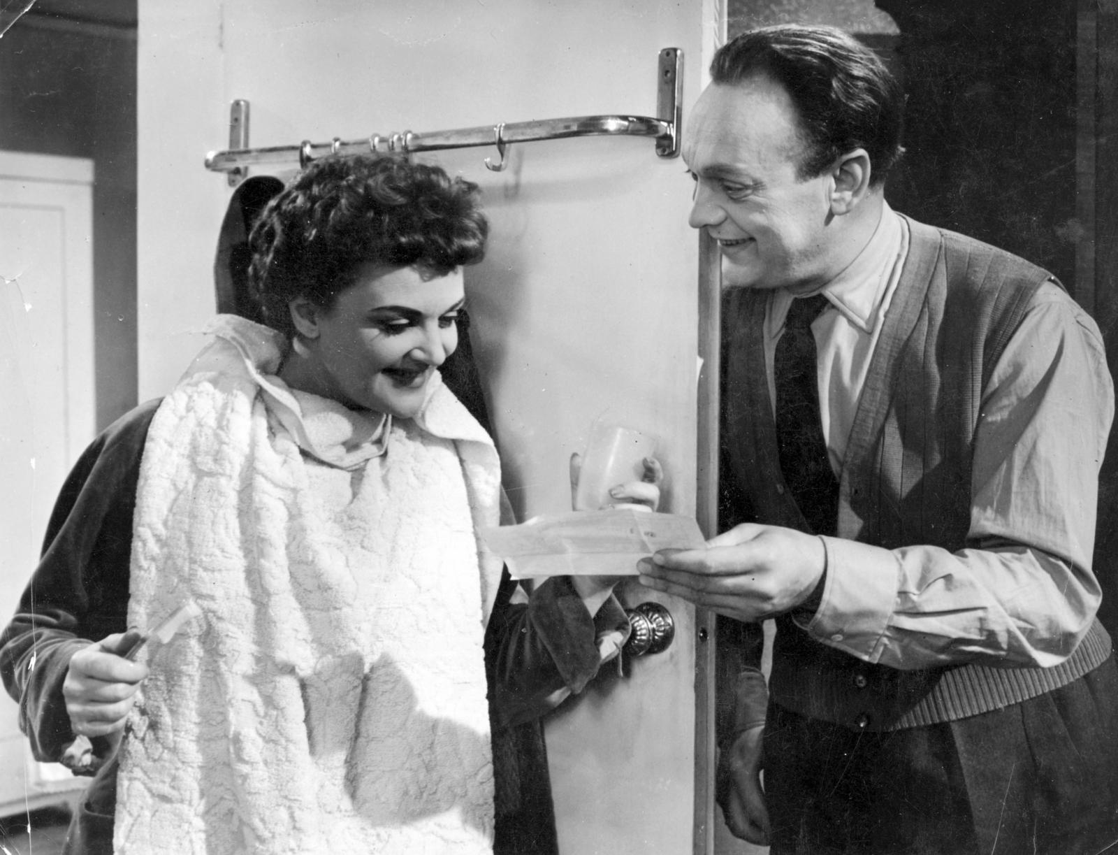 Magyarország, jelenet az Ünnepi vacsora című filmből (rendező Révész György), Tolnay Klári és Básti Lajos színművészek., 1956, Fortepan/Album087, kézben tartani, mosoly, Fortepan #230192