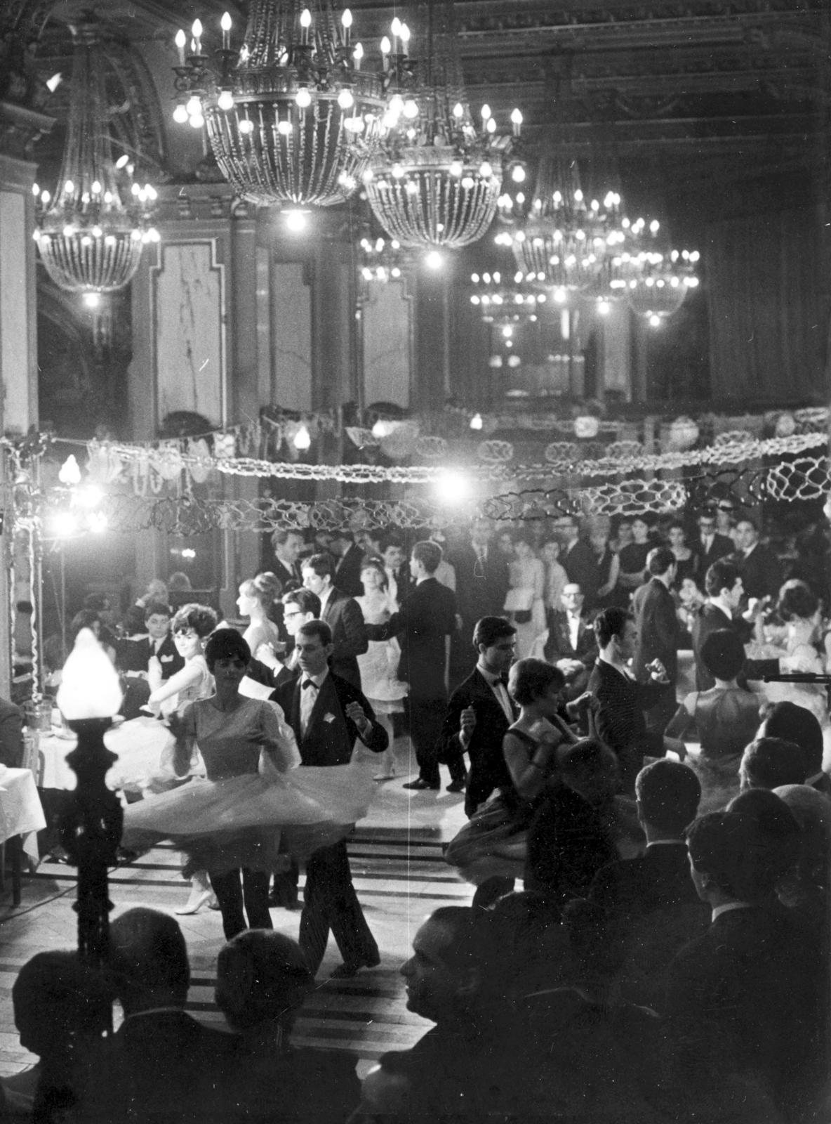 Hungary, Budapest VII., Hungária (korábban és ma New York) kávéház., 1966, Fortepan/Album087, dance, chandelier, Budapest, Fortepan #230207