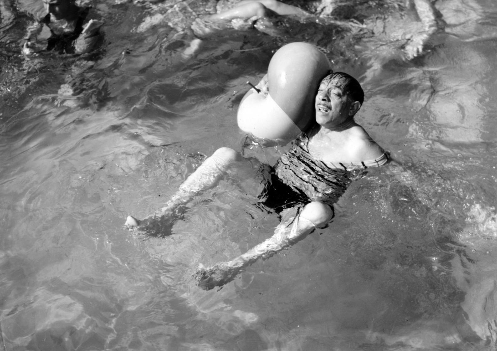 Hungary, Budapest XI., Gellért Gyógyfürdő, hullámmedence. Szabó Ernő színművész a Hannibál tanár úr című film (rendező Fábri Zoltán) strandjelenetében., 1956, Fortepan/Album087, Budapest, filming, actor, Fortepan #230210