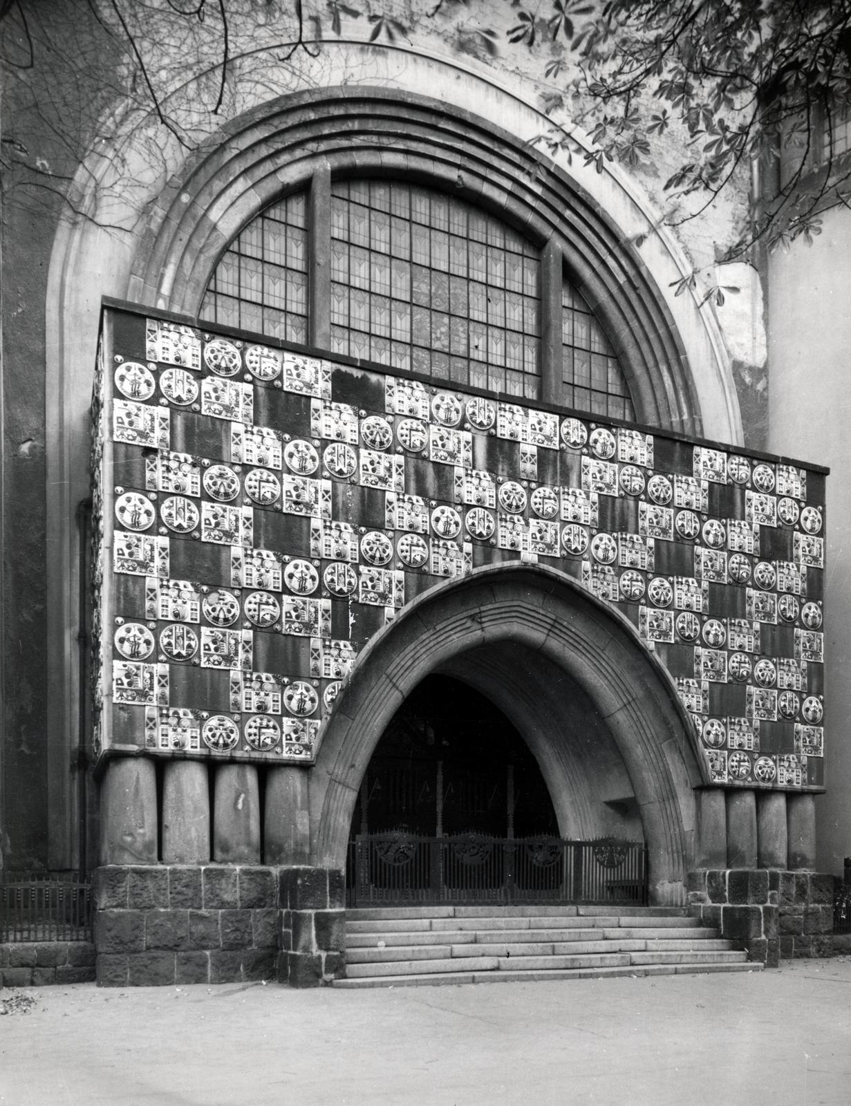 Magyarország, Budapest VII., Városligeti (Gorkij) fasor 7., a Fasori református templom bejárata., 1961, Fortepan/Album087, Budapest, osztott ablak, Zsolnay porcelán, mozaik, Árkay Aladár-terv, szecesszió, Fortepan #230226