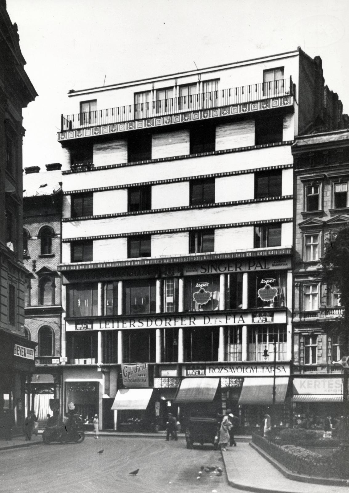 Magyarország, Budapest V., Szervita tér 5., Rózsavölgyi Zeneműbolt, balra a szervita templom., 1931, Fortepan/Album087, szecesszió, napellenző, üzletportál, modern építészet, Budapest, Rózsavölgyi Zeneműbolt, Lajta Béla-terv, Fortepan #230234