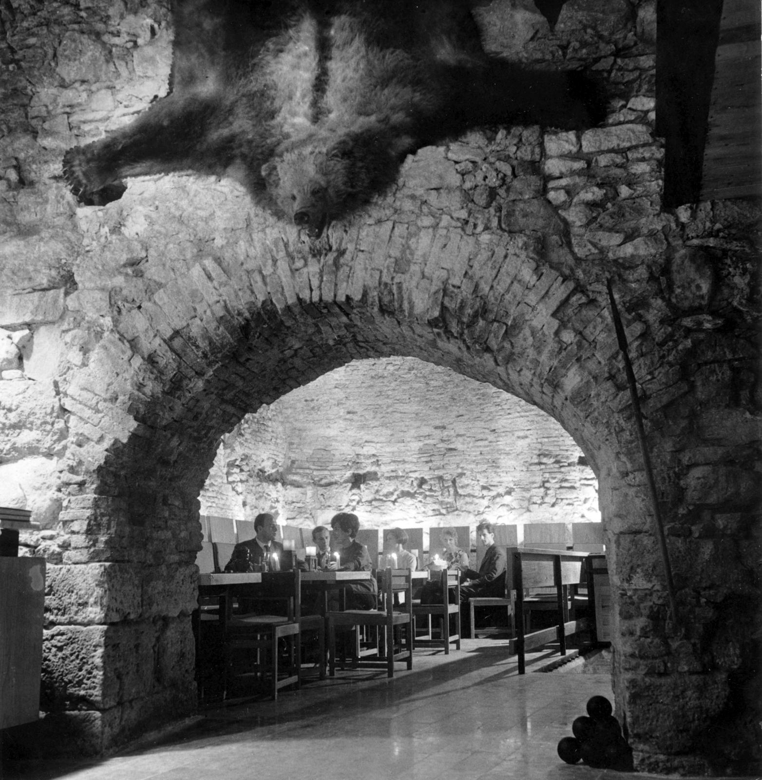 Hungary, Budapest I., Hess András tér 4., Fortuna étterem, taverna., 1966, Fortepan/Album087, basement, arch, restaurant, Budapest, Fortepan #230236