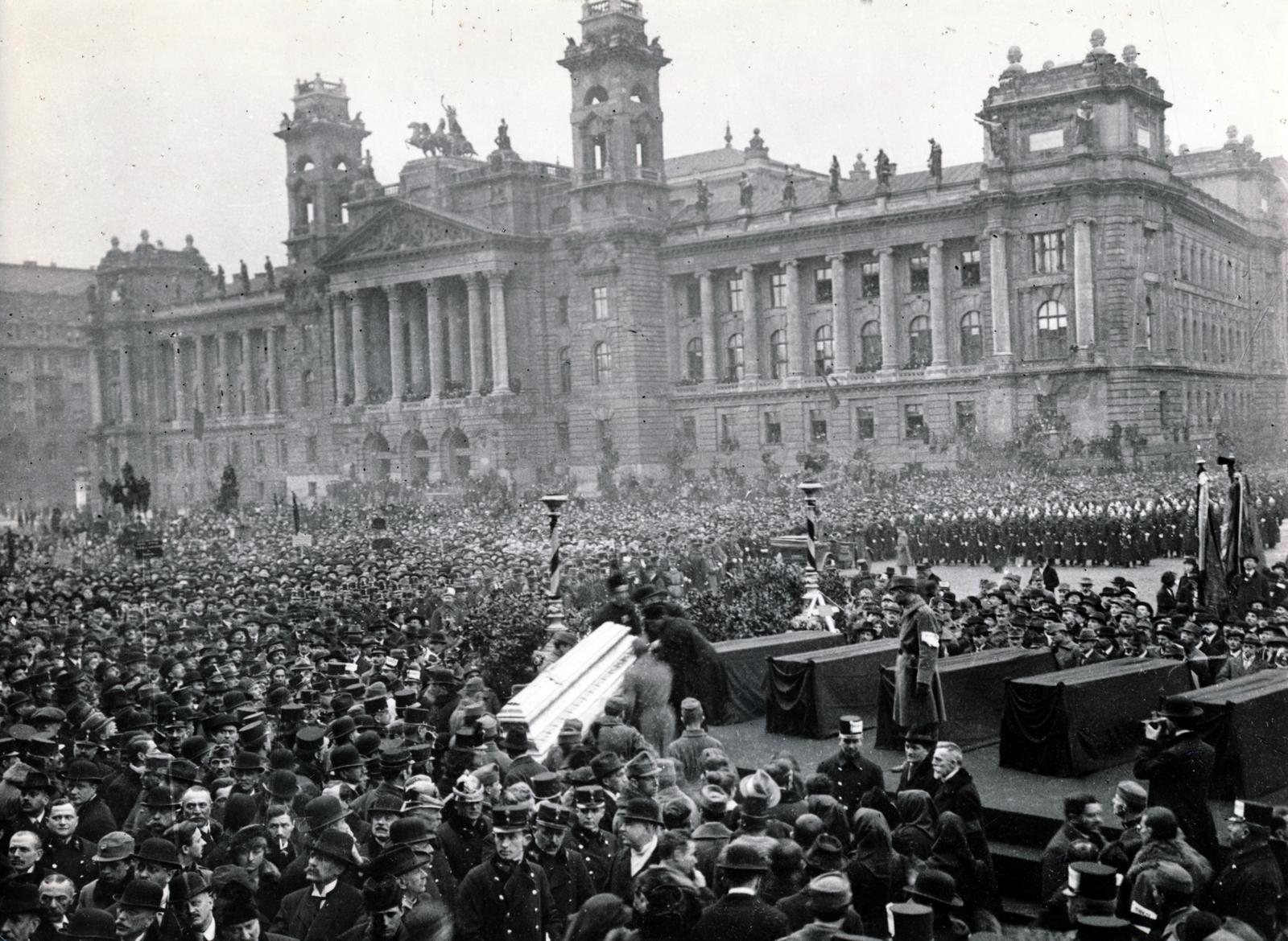 1919, Fortepan/Album087, Hauszmann Alajos-terv, ravatal, koporsó, tömeg, Fortepan #230238