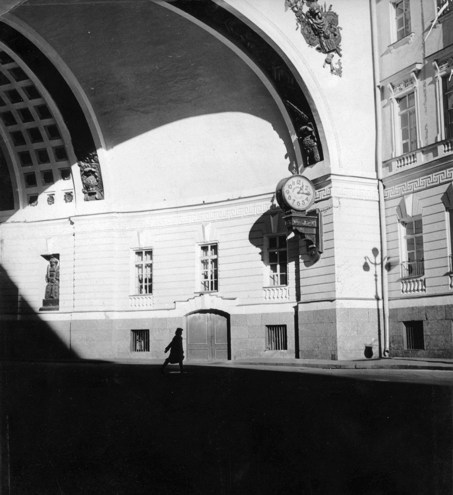 Oroszország, Szentpétervár, (Leningrád), Bolsaja Morszkaja (Herzen) utca, szemben a Palota térre vezető átjáró., 1931, Fortepan/Album087, Best of, fény-árnyék, képarány: négyzetes, köztéri óra, árkád, dombormű, Fortepan #230239