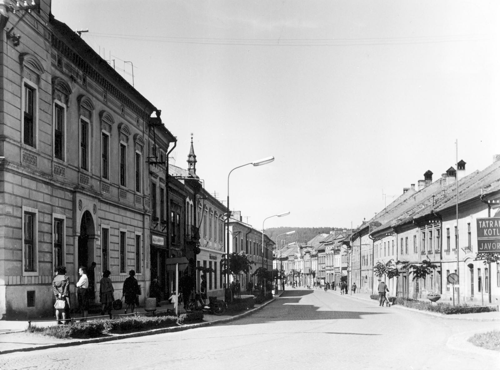Szlovákia, Késmárk, előtérben keresztbe a Jakuba Kraya ulica, szemben a Hviezdoslavova ulica a Hlavné námestie felé, balra a Városháza tornya látszik., 1965, Fortepan/Album087, utcai lámpa, utcakép, Fortepan #230250
