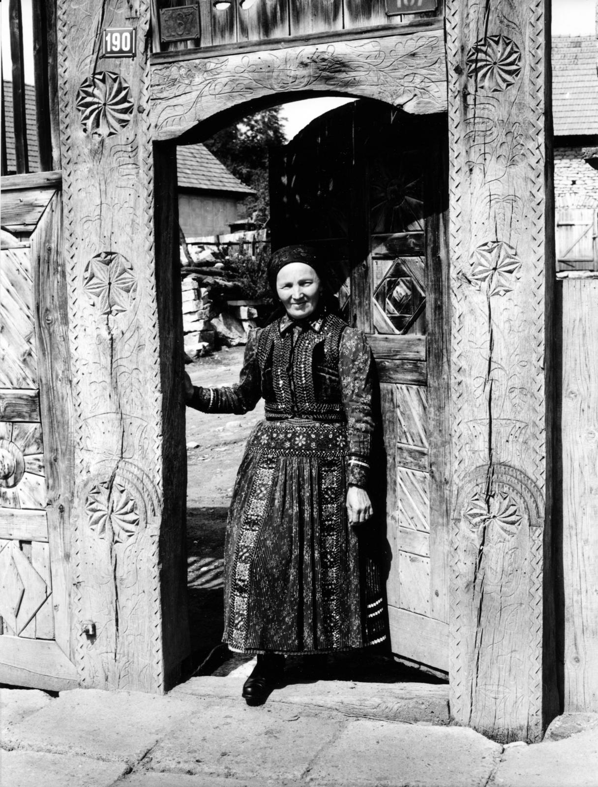 1956, Fortepan/Album087, woodcarving, standing in door, folk costume, Fortepan #230271
