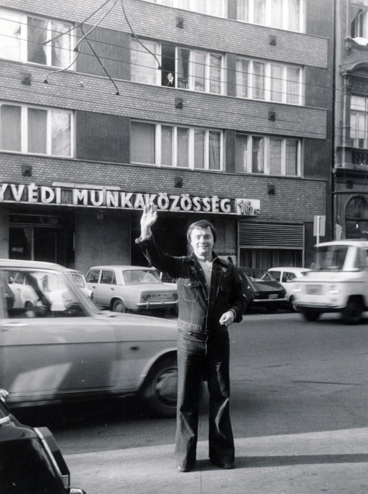 Hungary, Budapest VI., Nagymező utca, Aradszky László táncdalénekes, a felvétel az Operett Színház jegypénztára előtt készült. Szemben a túloldalon a 28. és 30. számú ház., 1978, Aradszky László, Budapest, Fortepan #230328