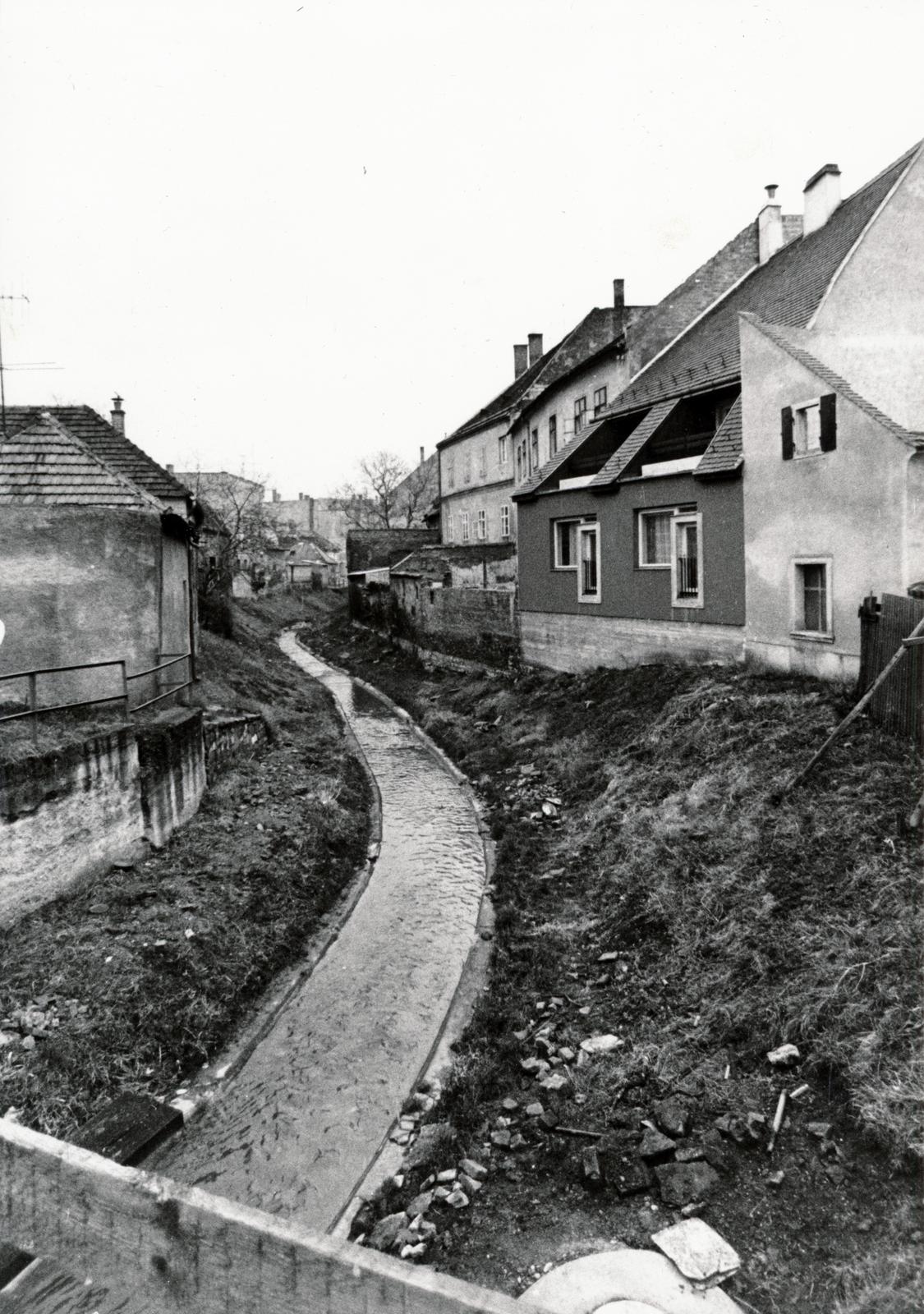Magyarország, Sopron, az Ikva patak a Festő köznél lévő hídról nézve, jobbra a Várkerület (Lenin körút) 9. és 11. számú ház hátsó homlokzata, 1977, Székely Iván, Fortepan #230382