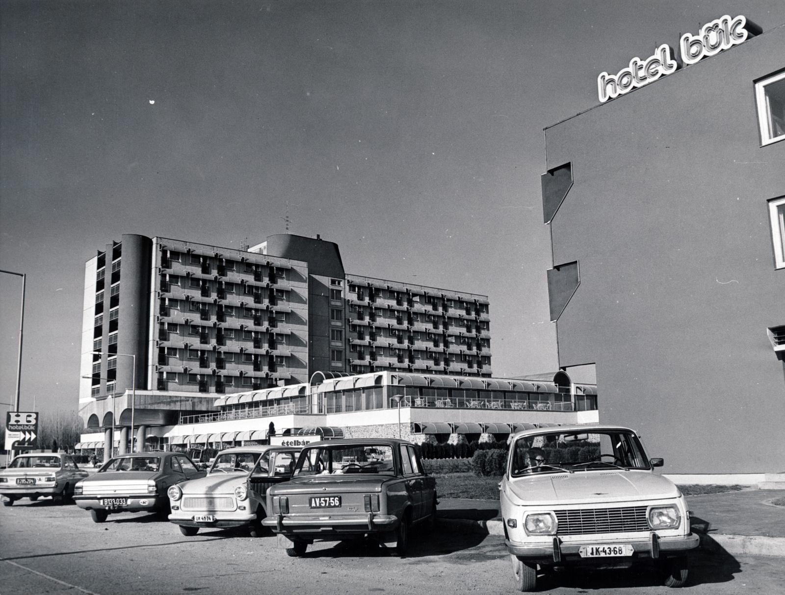 Magyarország, Bük, Bükfürdő, Termál körút, balra a SZOT Herbert Warnke Gyógyüdülő, jobbra a Hotel Bük., 1977, Székely Iván, rendszám, Trabant 601, Wartburg 353, Fortepan #230386