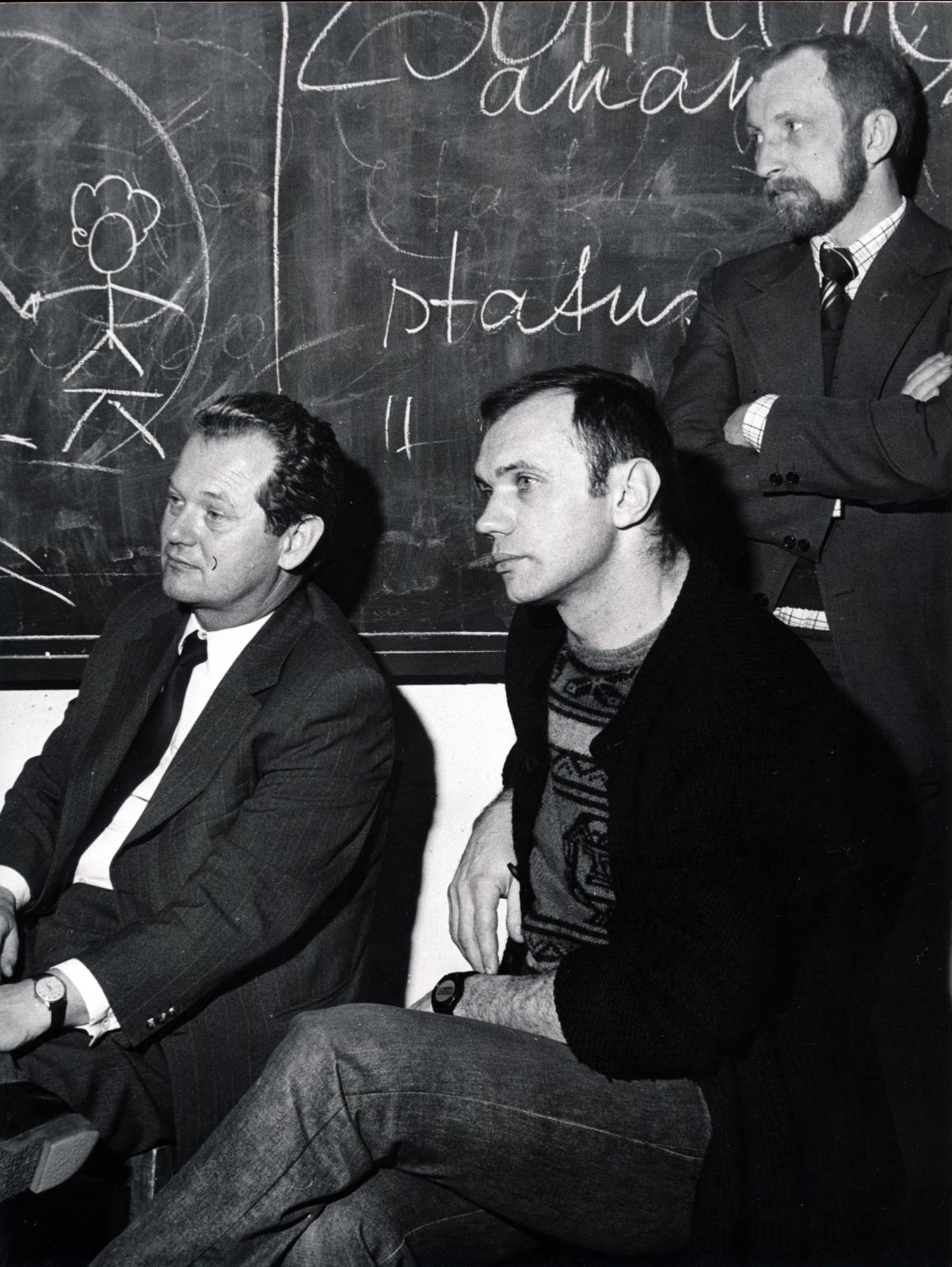 Hungary, jobb szélen Koncz Gábor színművész ül., 1976, Székely Iván, doodle, actor, celebrity, classroom, Fortepan #230396