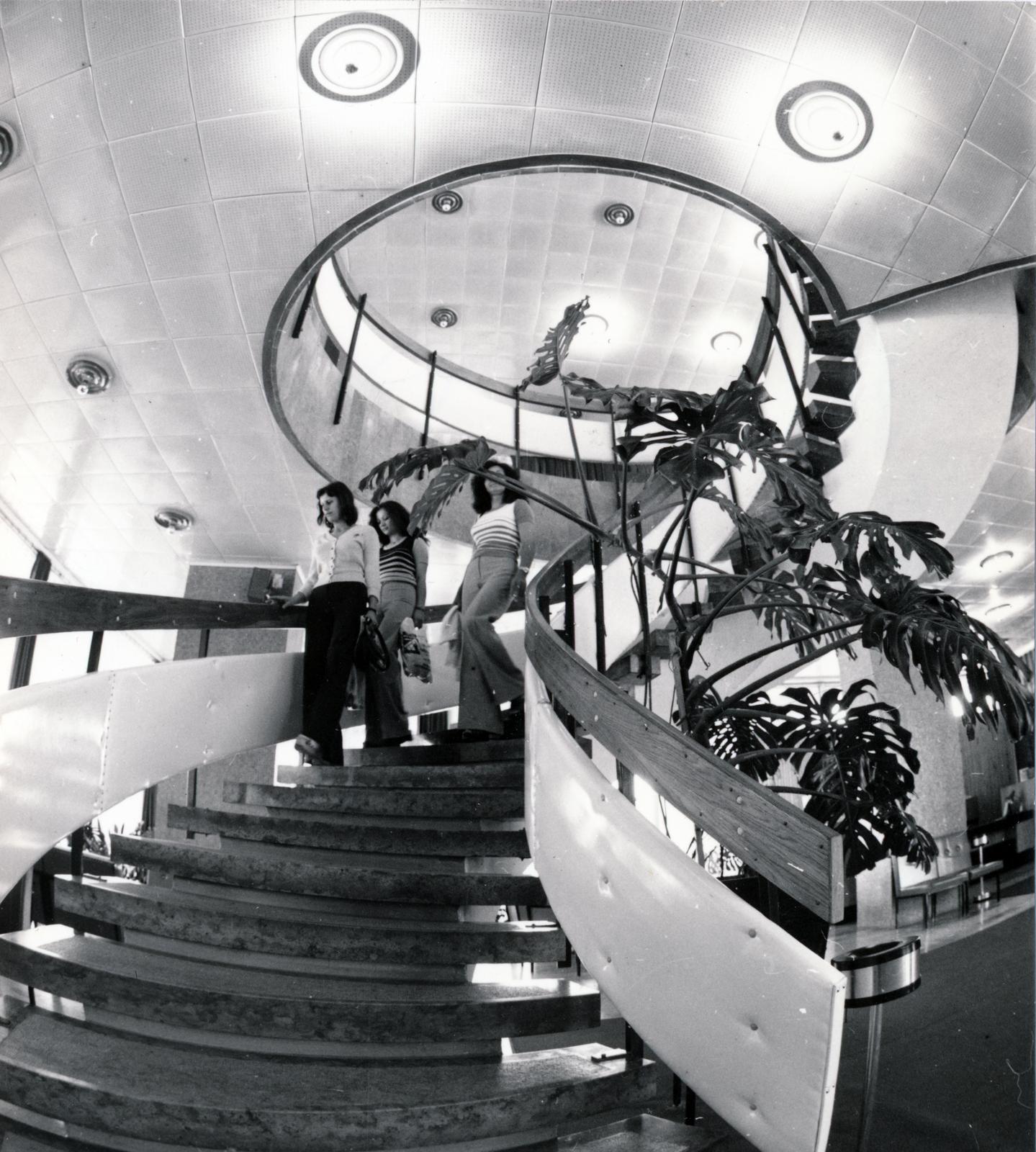 Magyarország, Sopron, Lővér körút 37., SZOT-KPVDSZ üdülő (később Hotel Szieszta)., 1977, Székely Iván, alulnézet, szobanövény, modern építészet, csigalépcső, Fortepan #230407