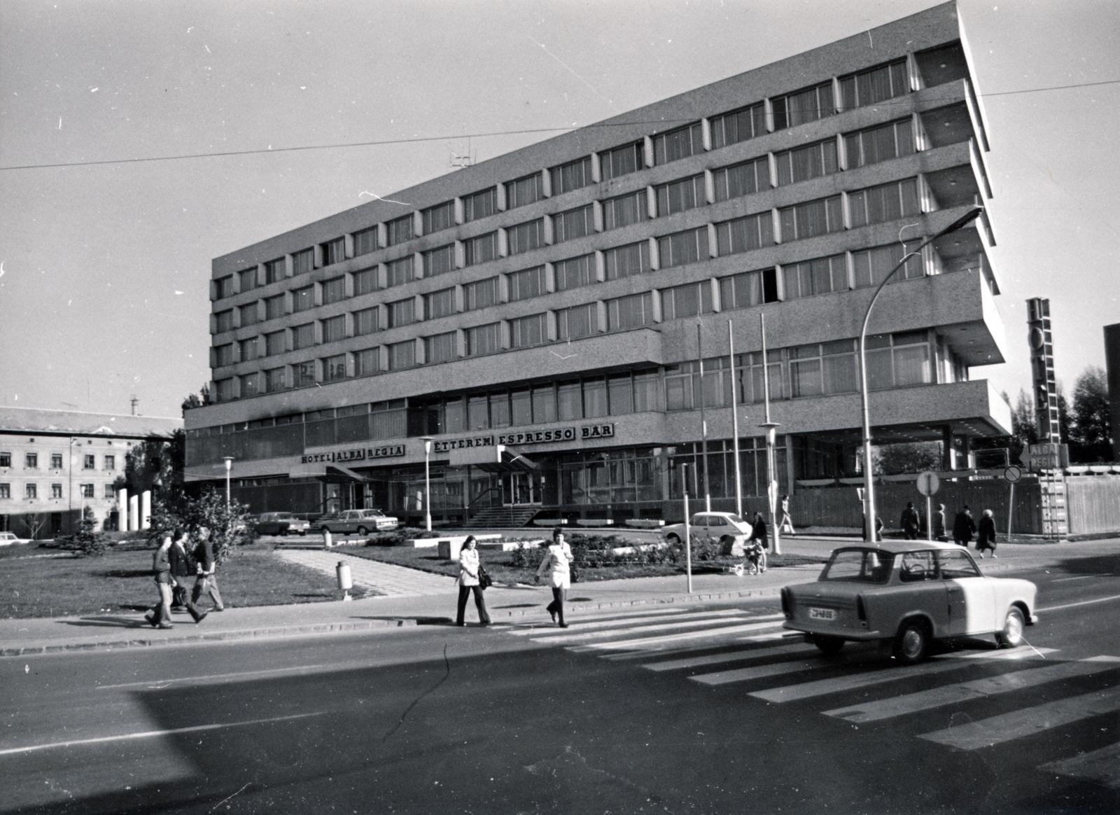 Magyarország, Székesfehérvár, Hotel Alba Regia a Várkörút (Népköztársaság út) felől nézve., 1977, Székely Iván, Fortepan #230409