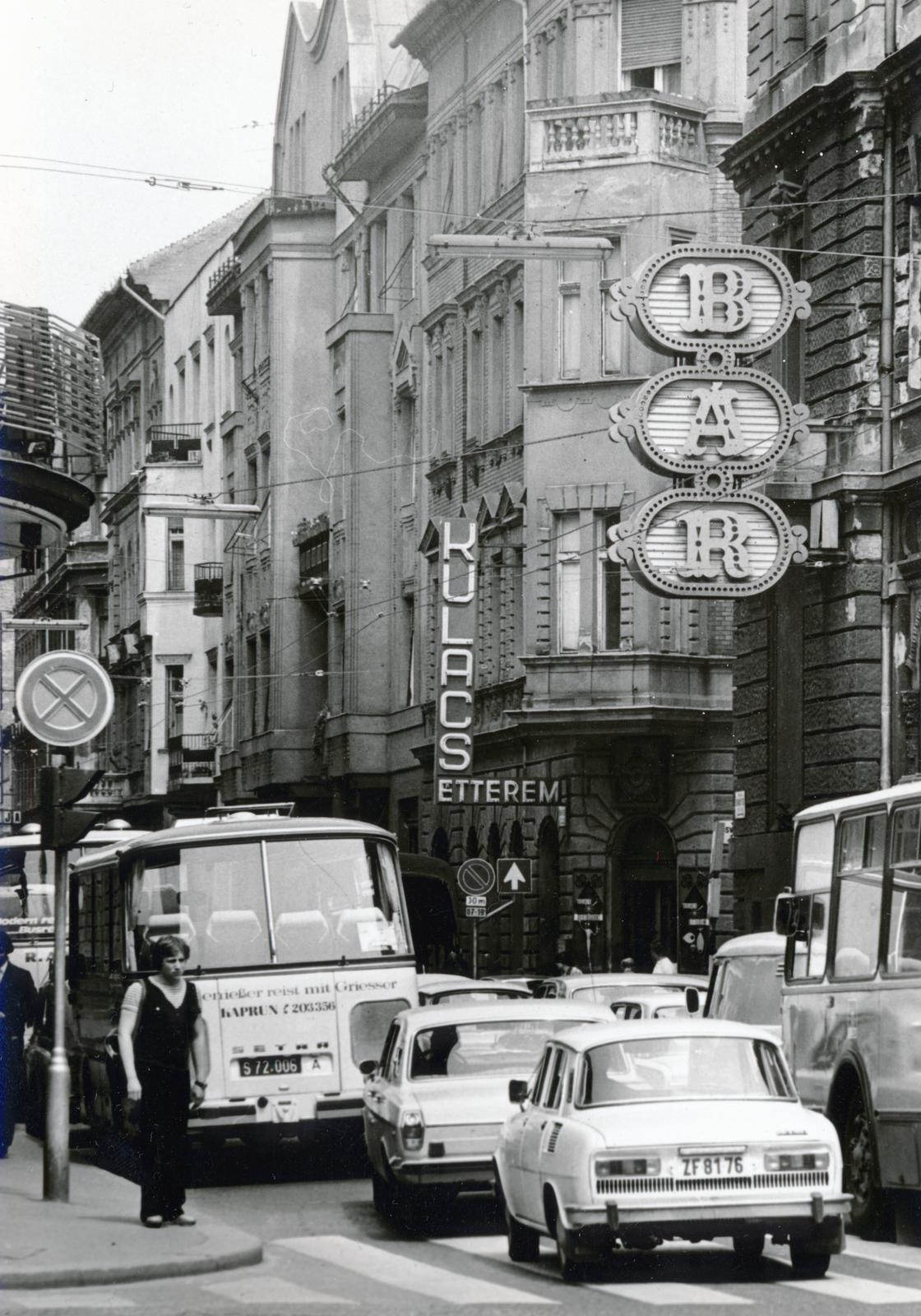 Magyarország, Budapest VII., Dohány utca az Erzsébet (Lenin) körút felől nézve. Az Osvát utca sarkán a Kulacs vendéglő., 1977, Székely Iván, rendszám, Budapest, Fortepan #230414