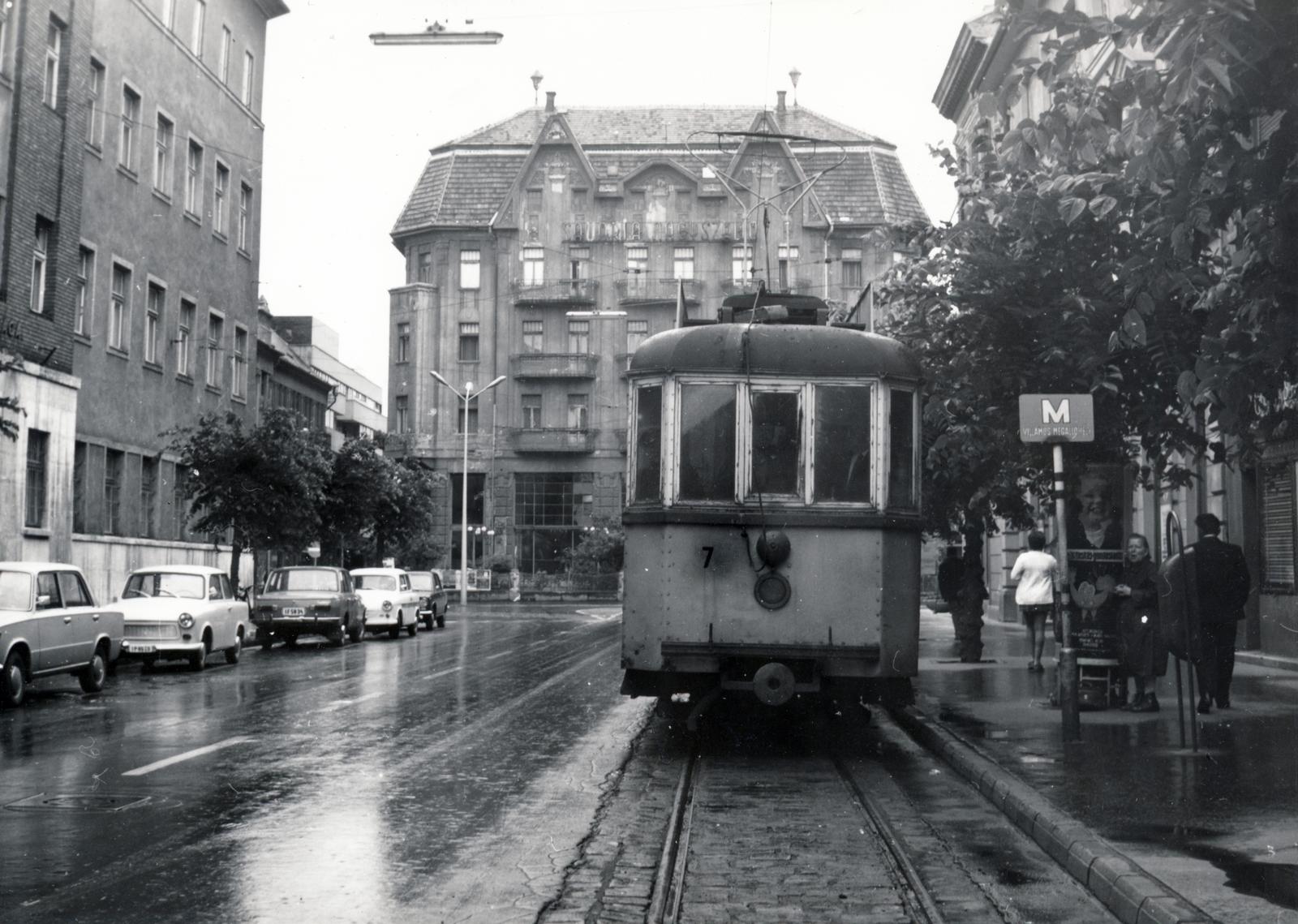 Hungary, Szombathely, Széll Kálmán (Savaria) utca, szemben a Mártírok terénél a Savaria Nagyszálló., 1974, Székely Iván, tram, Fortepan #230417