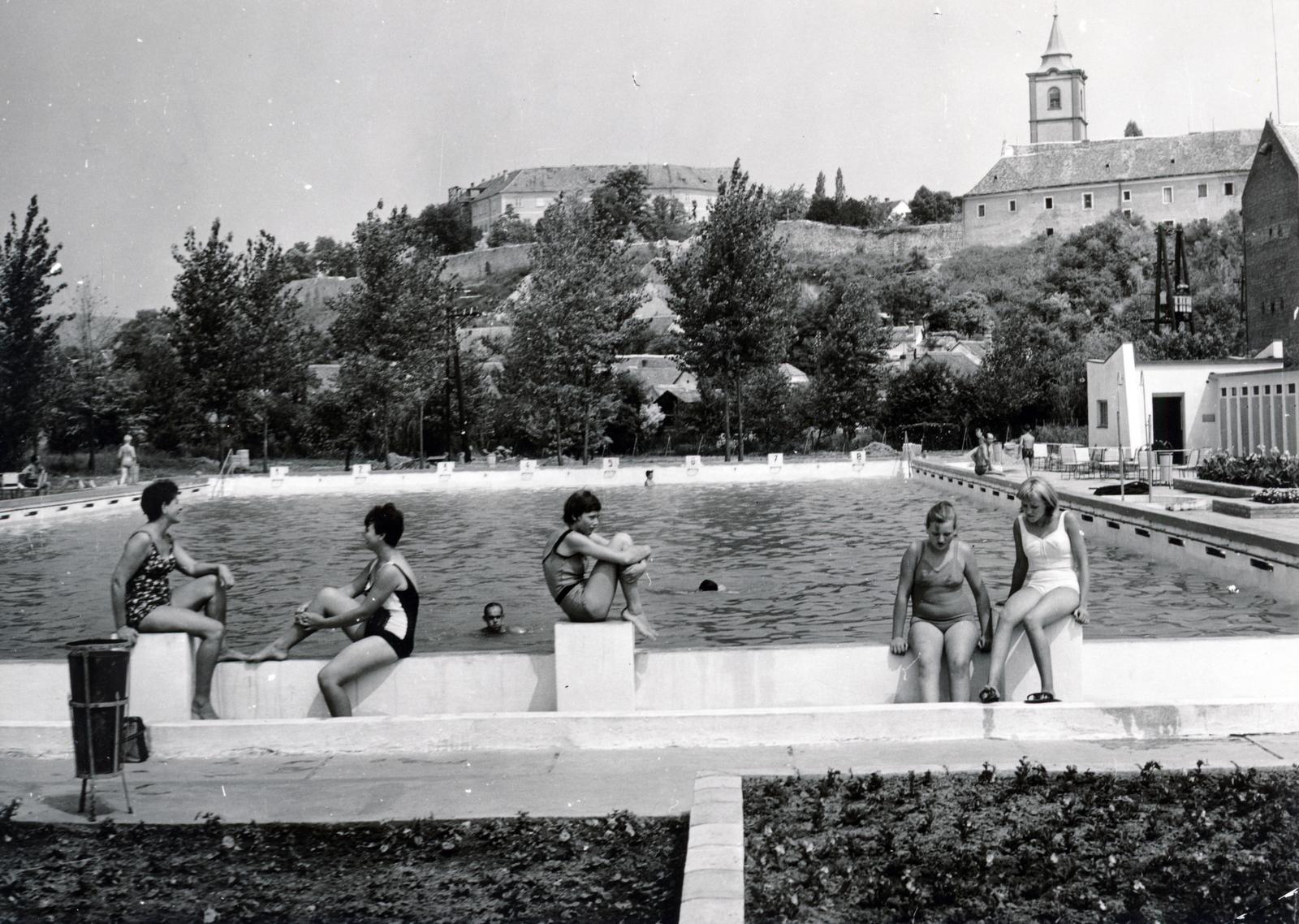 Magyarország, Siklós, Strandfürdő, háttérben fenn a vár, jobbra a Szentháromság-templom látszik., 1971, Székely Iván, Fortepan #230421