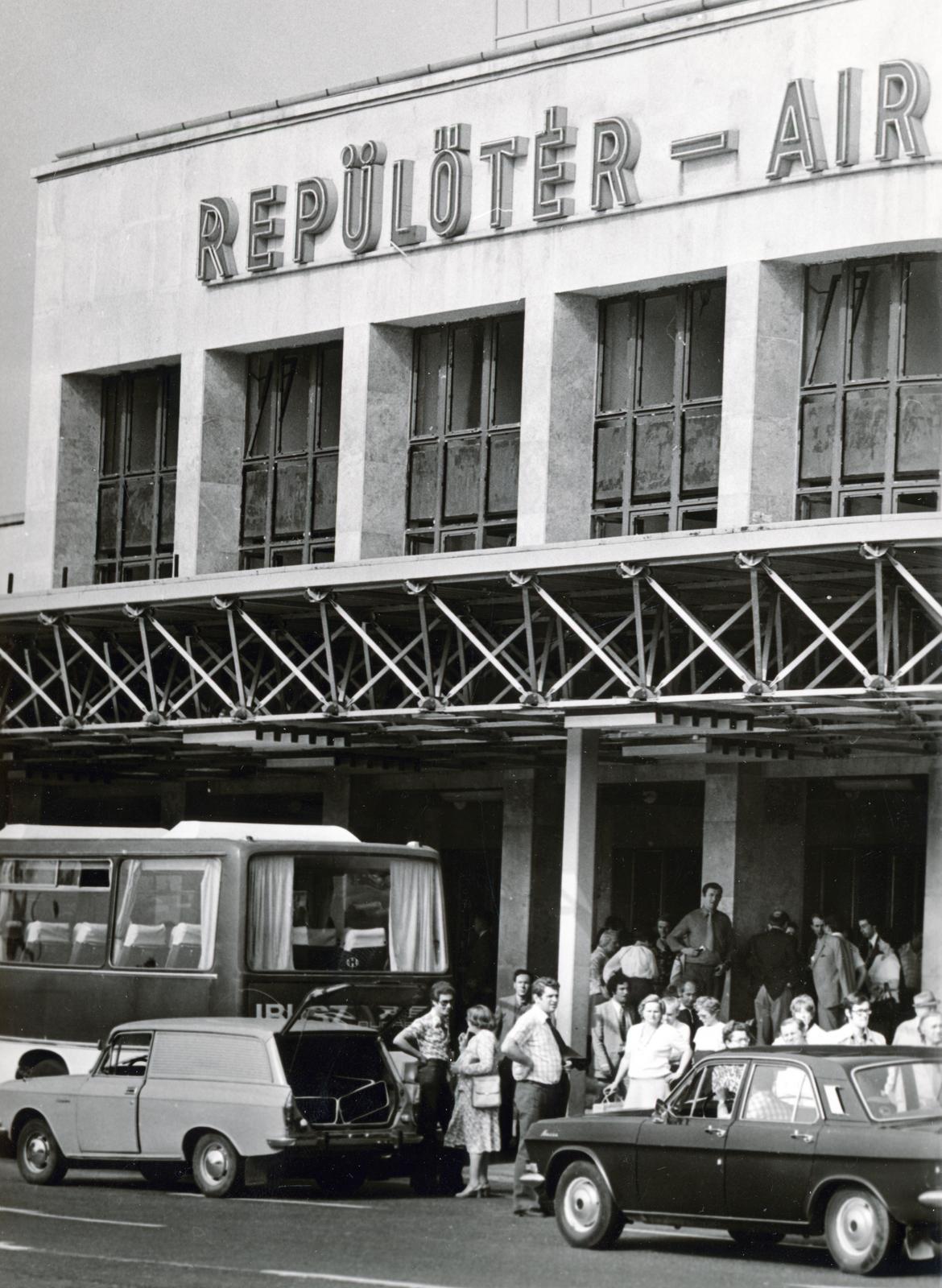 Magyarország, Ferihegyi (ma Liszt Ferenc) repülőtér, Budapest XVIII., a felvétel a főbejárat előtt készült., 1977, Székely Iván, Budapest, Fortepan #230429