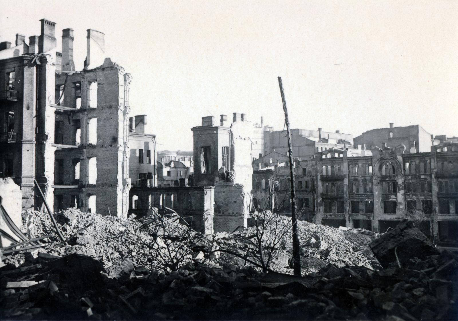 Ukraine, Kyiv, szemben a Hrescsatik sugárút romos épületei., 1942, Losonci Rita dr., war damage, Fortepan #230456