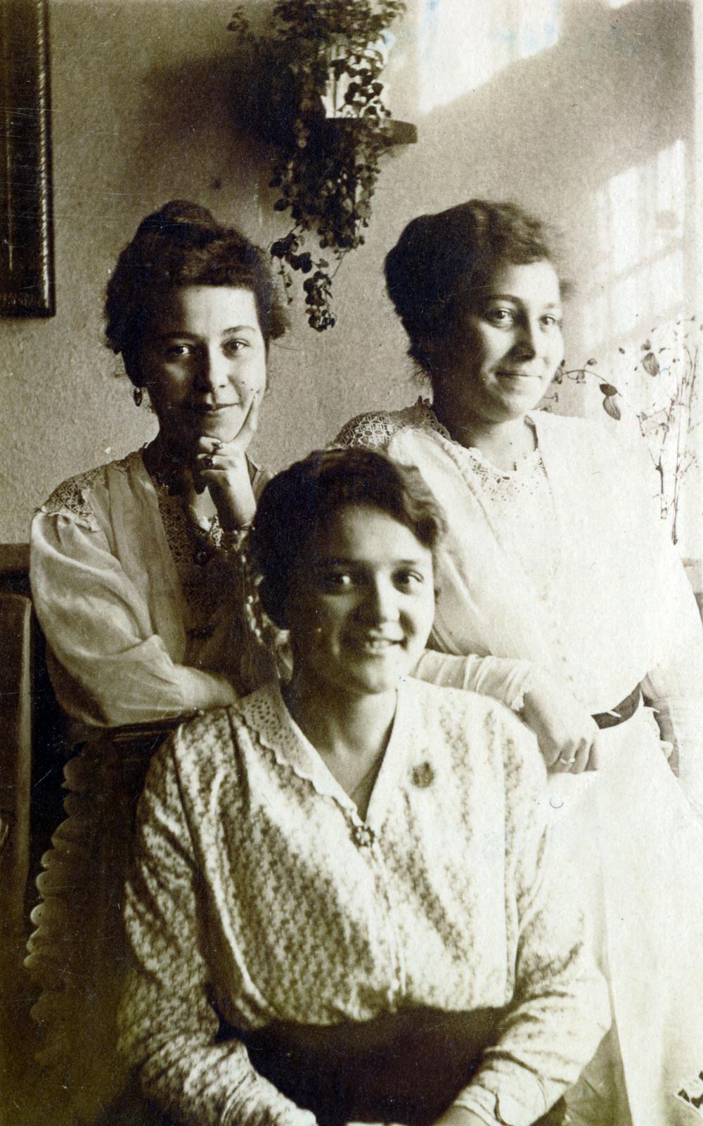 1913, Miklósy Judit, three people, smile, girls, Fortepan #230497