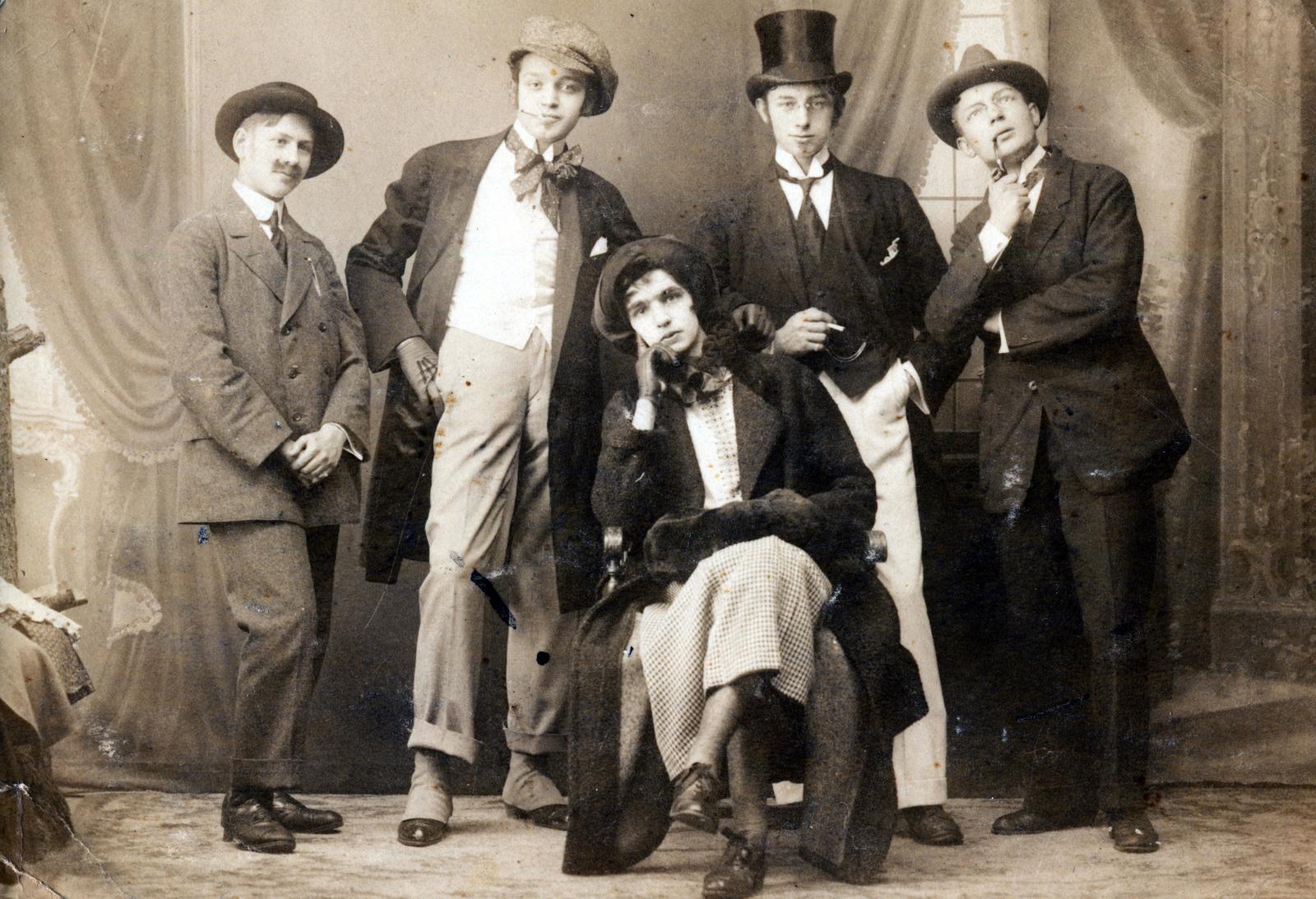 1909, Miklósy Judit, csoportkép, kabinetfotó, kamásli, Fortepan #230506