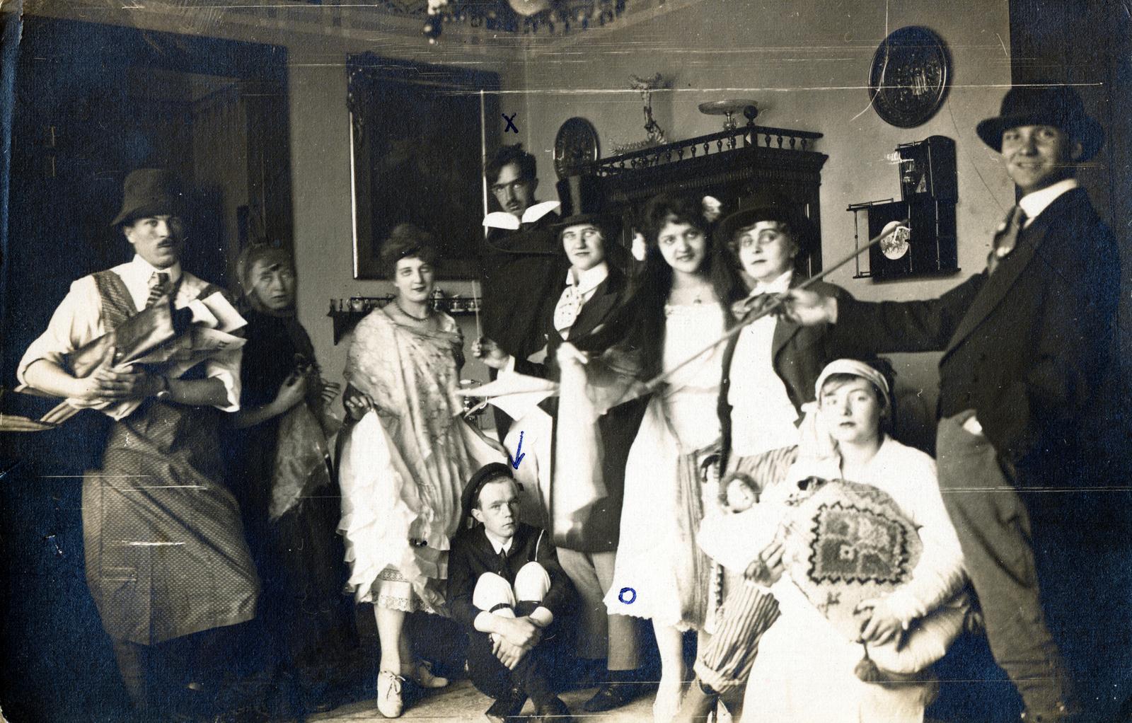 1911, Miklósy Judit, fiatalság, csoportkép, enteriőr, játék baba, cross-dressing, pipa, jelmez, Fortepan #230508