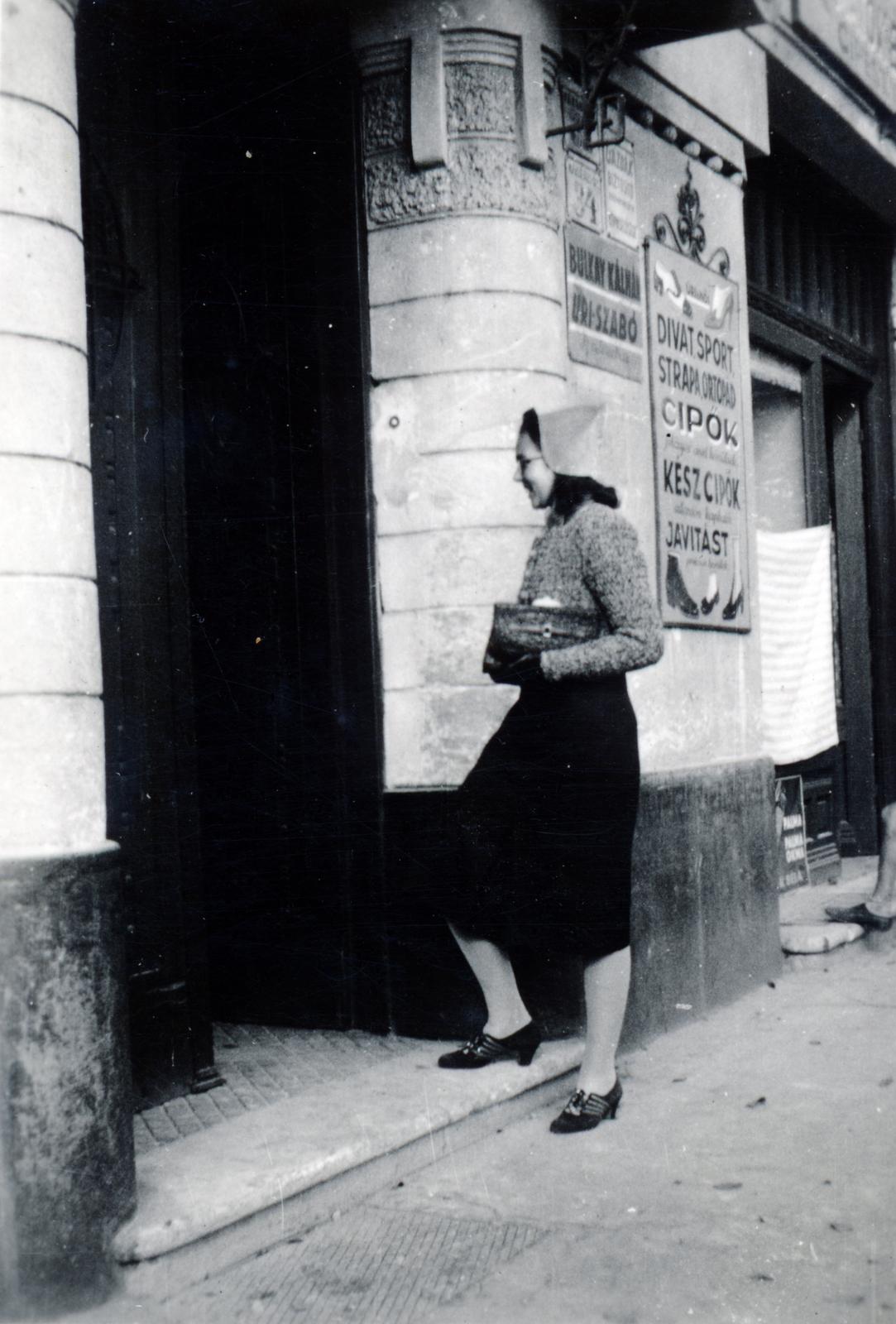 Hungary, Kecskemét, a felvétel a Rákóczi út 26. (ekkor 34.) számú ház kapujánál készült., 1939, Miklósy Judit, tailors, shoemaker, store display, house number sign, lady, ad, Fortepan #230540