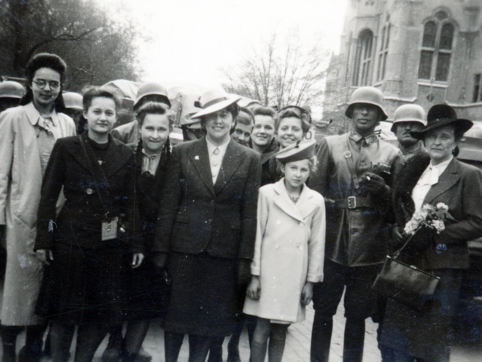 Hungary, Kecskemét, Kossuth tér, háttérben a Városháza., 1940, Miklósy Judit, Fortepan #230552