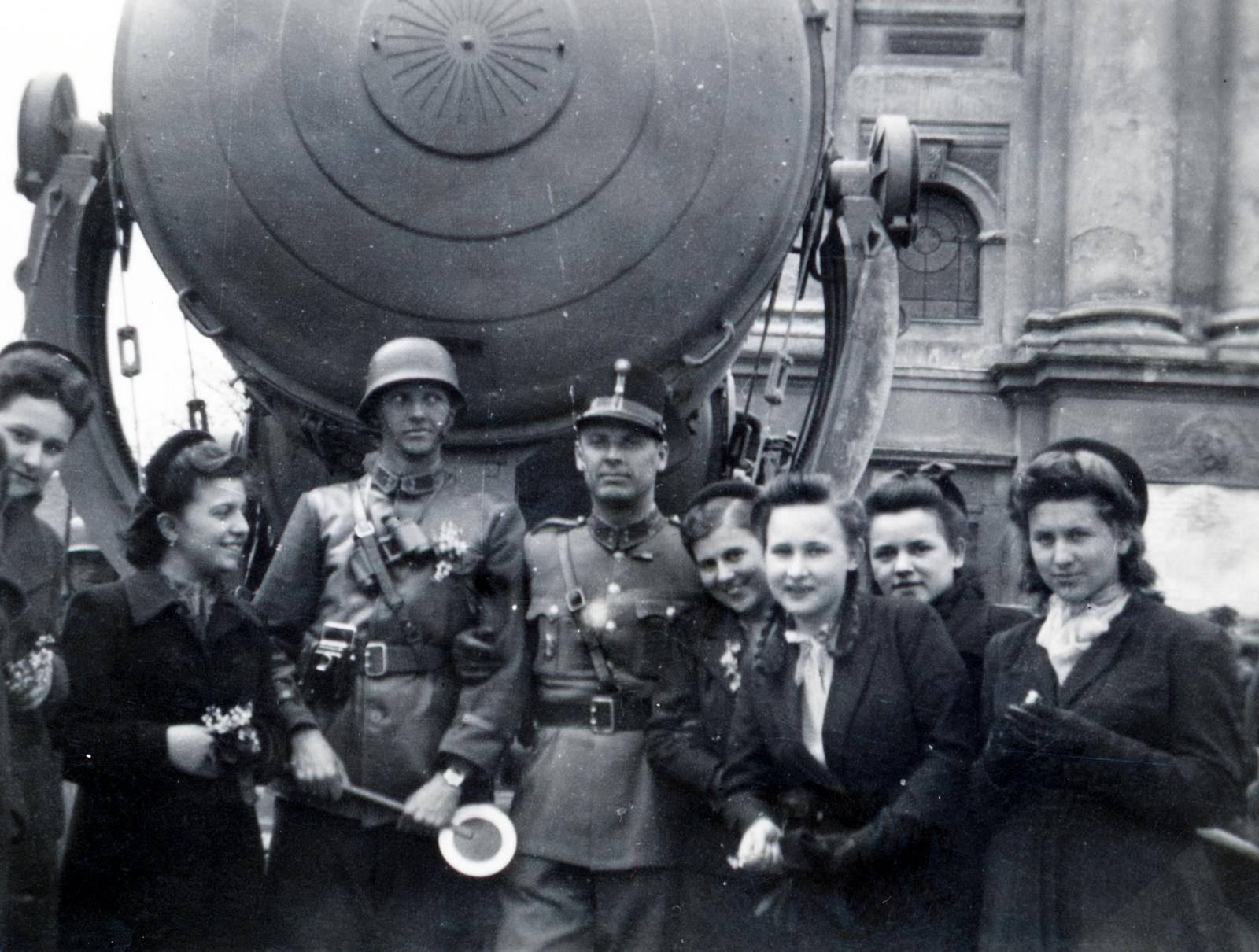 Hungary, Kecskemét, Kossuth tér, háttérben a Nagytemplom (Öregtemplom)., 1940, Miklósy Judit, signalling disc, helmet, searchlight, Fortepan #230553